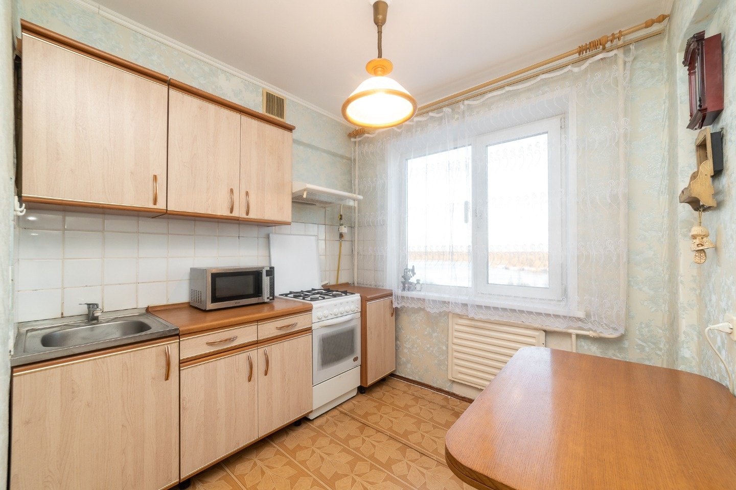 Если вы мечтали жить в квартире с комфортной планировкой – это именно ваш вариант!
Продается 3-комнатная «распашонка» с раздельными комнатами площадью 16,3 кв.м, 11 кв.м и 10,8 кв.м.
Квартира с видом на озеро, окна выходят на разные стороны, балкон застеклен. Предусмотрены дополнительные места для х