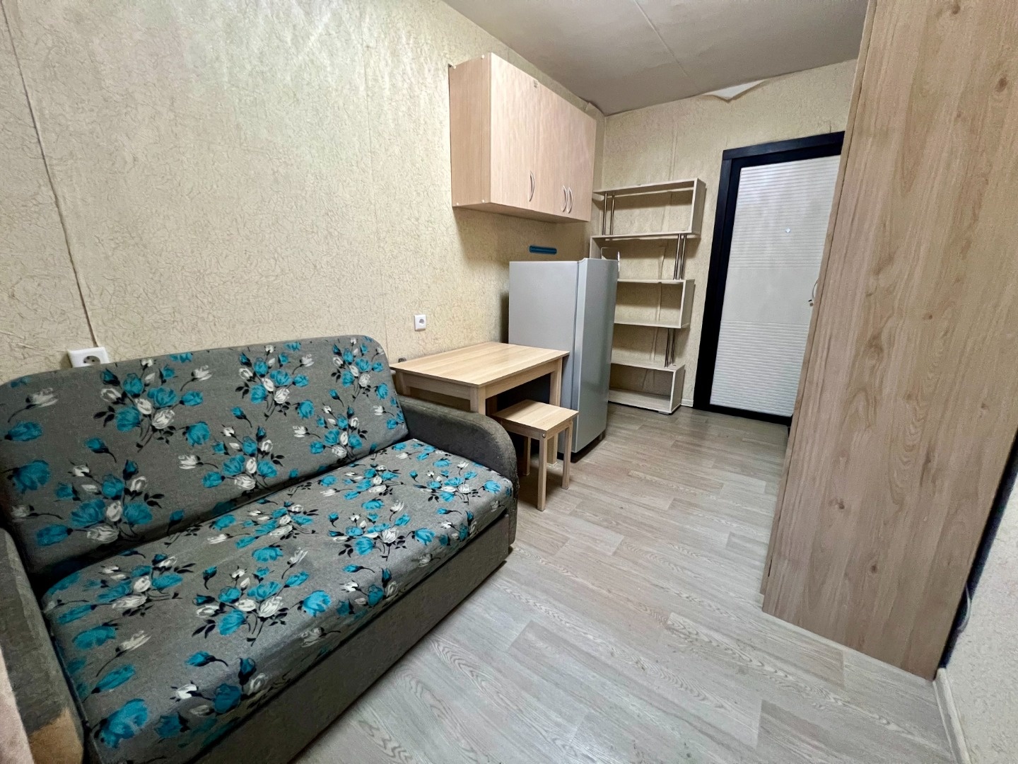 В продаже комната 9,5м на 4 этаже теплого кирпичного дома

Большой плюс этого дома, что первые этажи занимает мед учреждение Диамед, а значит в доме меньше жильцом, чище и приятнее

Комната готова к заселению:
 — остается вся мебель (диван, шкаф, столы, холодильник)
 — санузел и кухня общие, соседи 