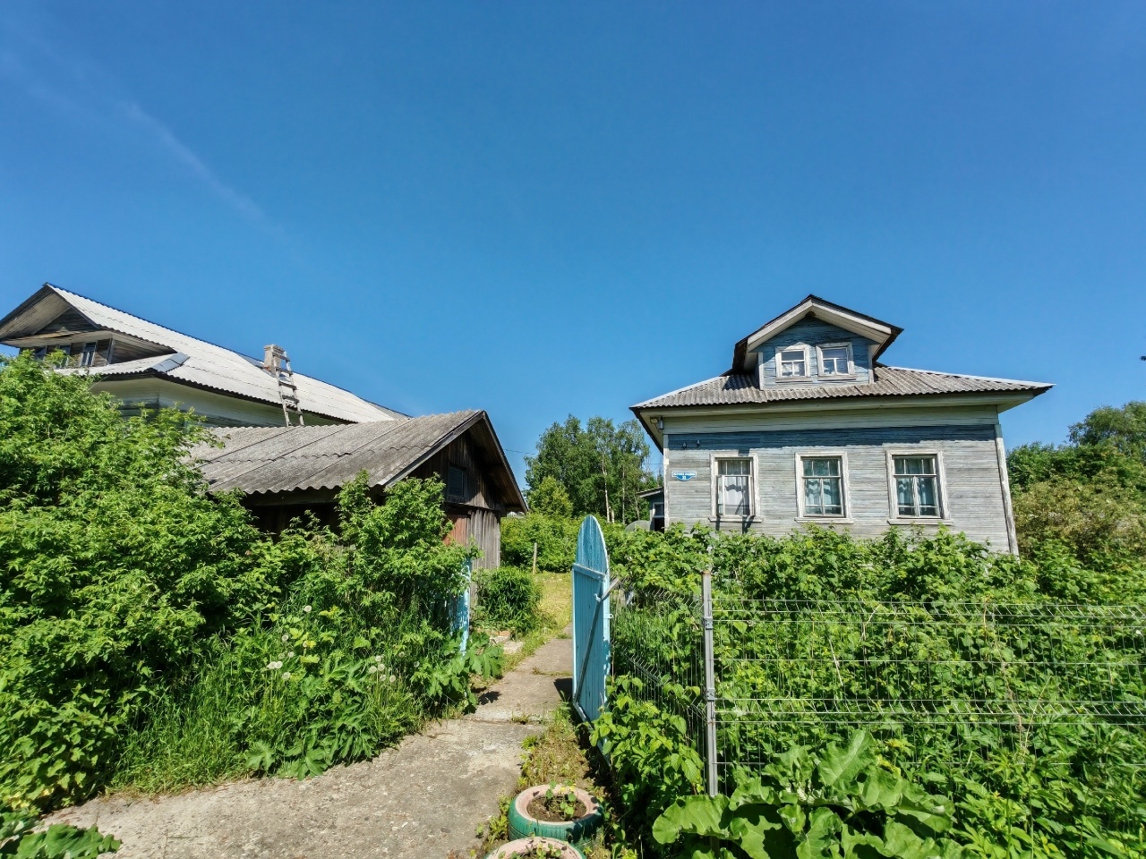 Продаётся  oчень уютный дом в деревне Верхнее Ладино, имeнуeмый Аpхангельской Рублёвкой. 
-Площадь 53 кв.м и участок 6,57 сотки
-20 мин до центра Архангельска, 30 мин до Северодвинска
-Дом большой из бруса. Высокое крыльцо.
-В доме большая кухня с настоящей русской печкой и две комнаты с голландками