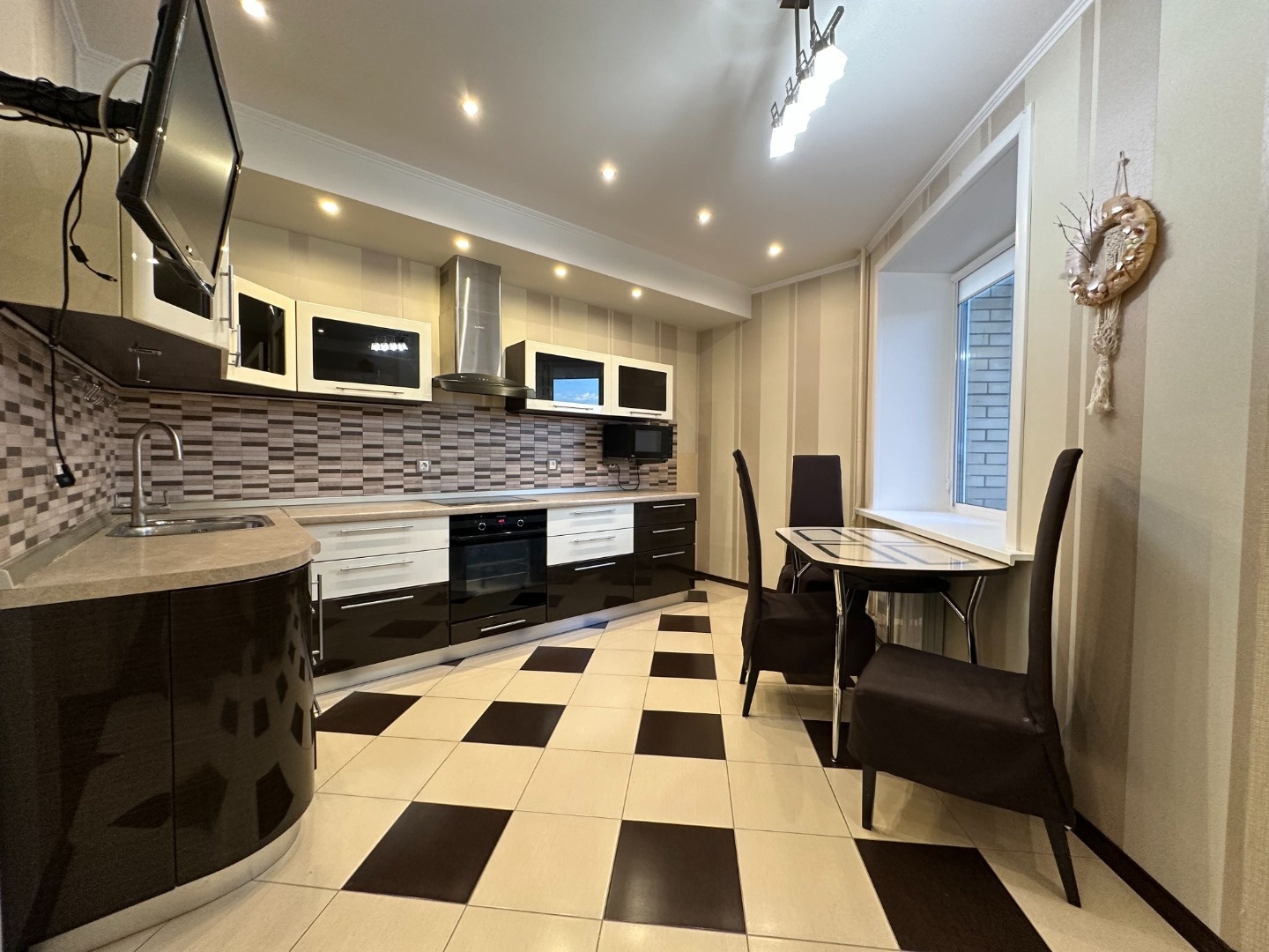 Продаётся уютная евродвушка в центре Архангельска

Ломоносова 53 — отличное расположение, рядом САФУ, лицей, МРВ и набережная
Площадь — 50,6 м²
 Этаж — 6 из 13
 Дом кирпичный, тёплый, с хорошей шумоизоляцией, 2010 года постройки. Свое ТСЖ
 
Кухня-гостиная — 19 м²: удобная рабочая зона, стильный кухо