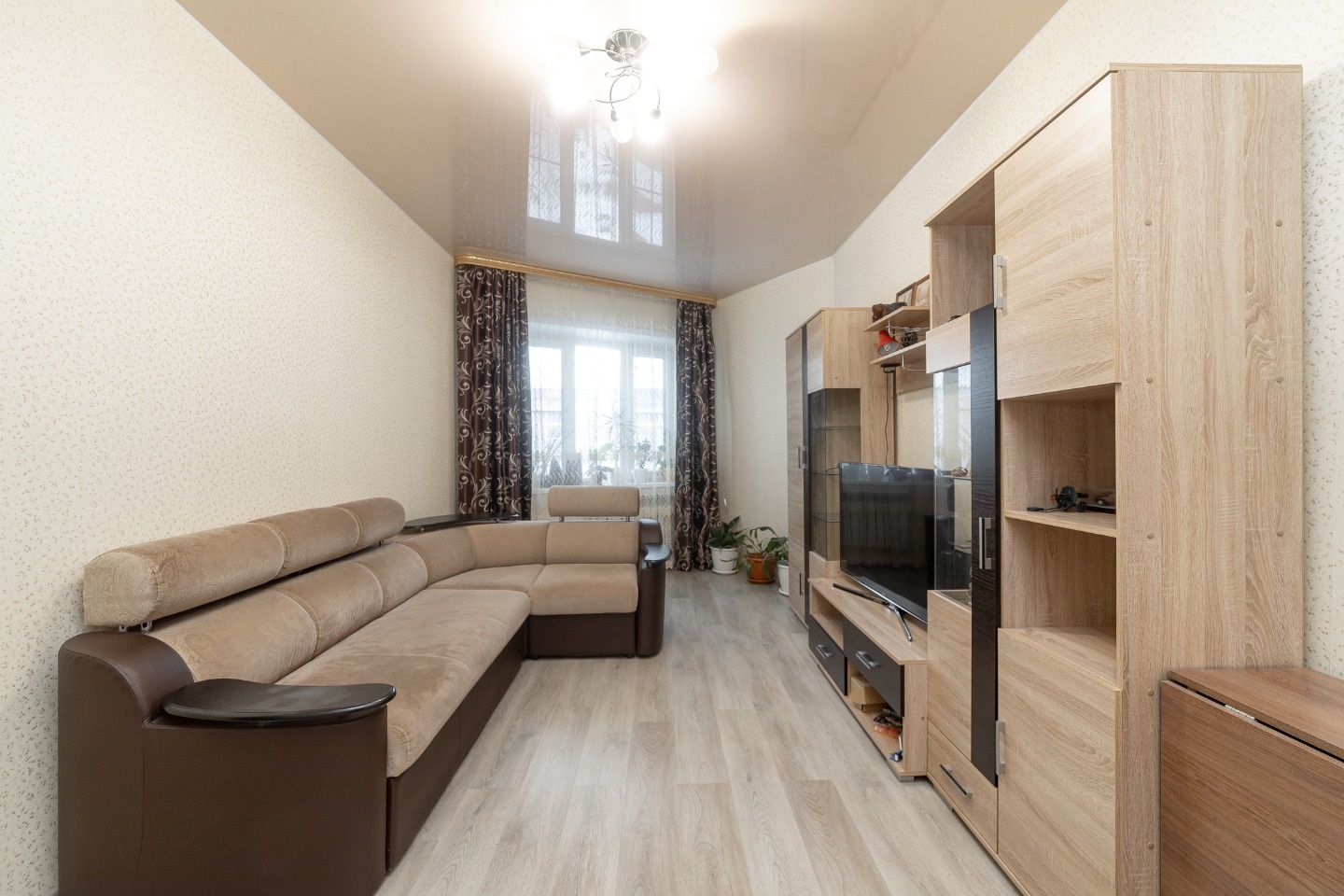 Идеальная! Идеальная красотка-квартира ждет Вас!
Продается прекрасная, светлая и очень теплая трёхкомнатная квартира 93 серии в очень привлекательном для проживания районе! 
+ Комфортный 7 этаж из 9
+ Одна из самых удобных для проживания планировок! Общая площадь квартиры 62,9 кв. м.  раздельные ком