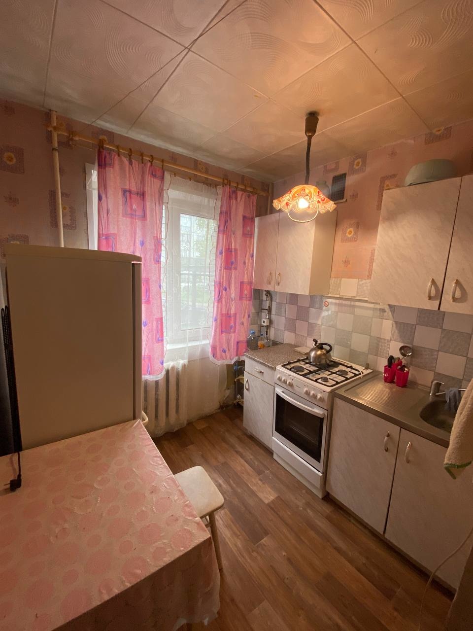 На продаже двухкомнатная квартира, в хорошем пятиэтажном доме. В доме совсем недавно был сделан ремонт подъездов! 
Сама квартира в обычном состоянии,  окна пластиковые. 
Можно заехать и жить и параллельно делать ремонт под себя. 
Прямая Продажа, квартира освобождена, звоните! 