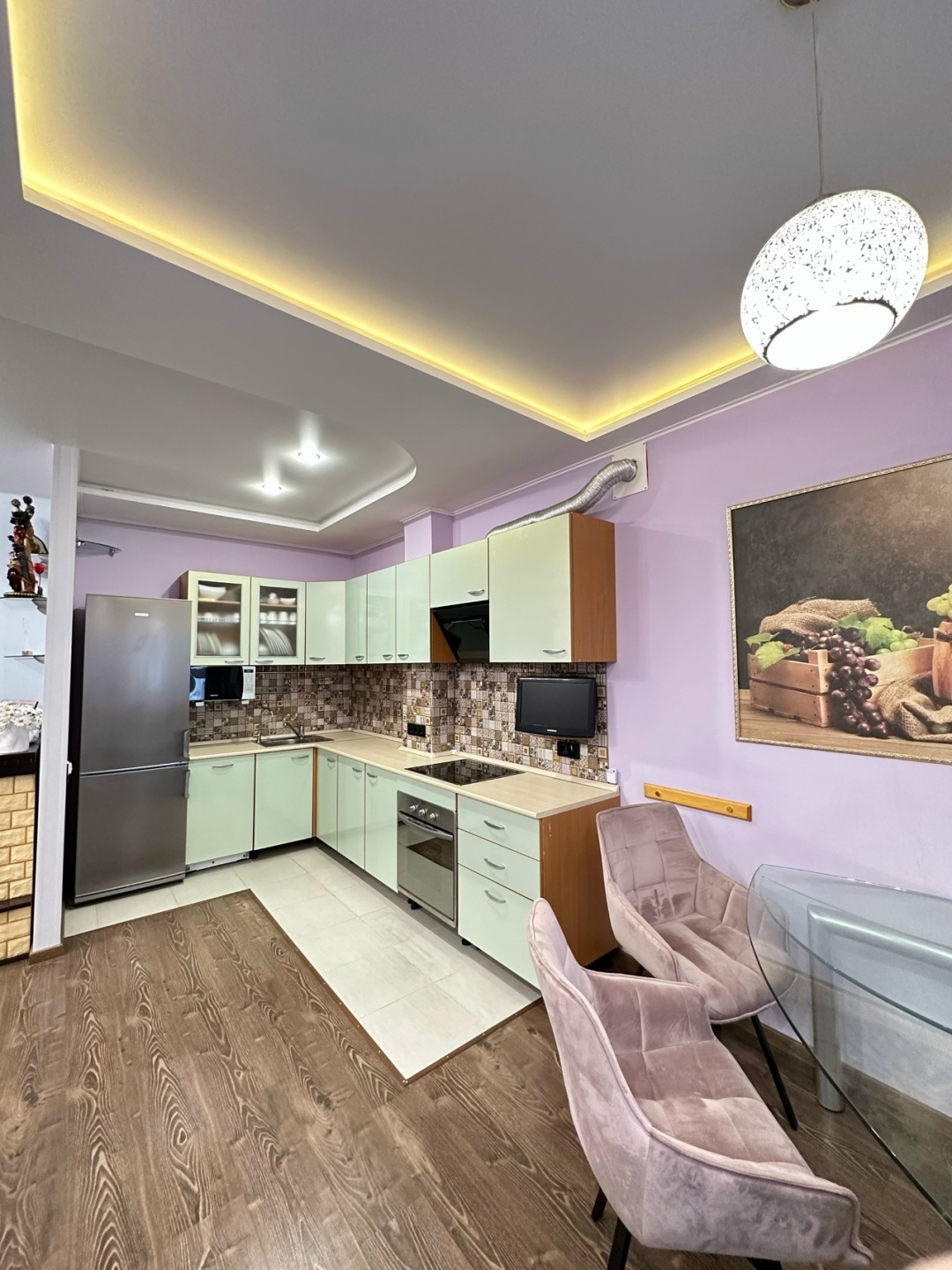 Продаётся ЕВРО-трёхкомнатная квартира в самом сердце Архангельска,  расположенная на 7 этаже элитного дома. Дом кирпичный, 2012 года постройки.

Находится в исторической части города, по адресу: г. Архангельск, пр-т Чумбарова- Лучинского, д. 29. 
В квартире сделан ХОРОШИЙ ремонт. Окна на солнечную с