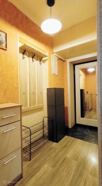 Квартира в самом сердце города!
Теплый кирпичный дом, удобный второй этаж. Окна во двор, шума от машин с дороги не слышно. 
Квартира с хорошим ремонтом. Стеклопакеты, ровные стены, ламинат без порогов. 
Свежий ремонт в санузле. Качественные стеновые панели, установлен теплый пол.
В комнате есть прос