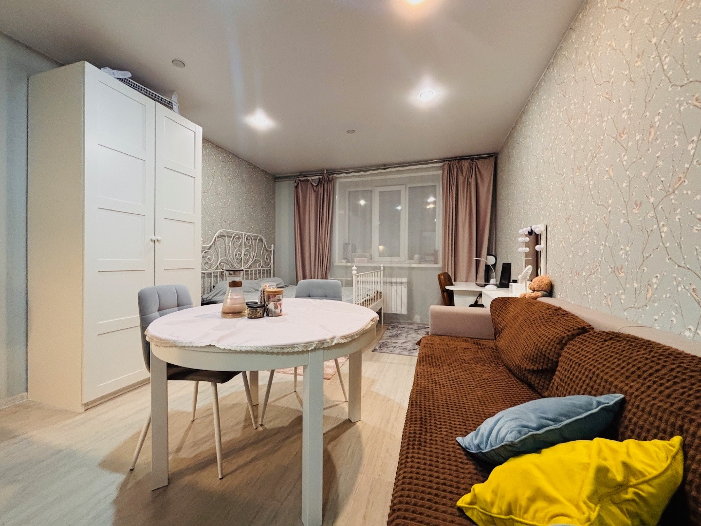 Уютная студия в тихом закрытом месте среди коттеджей — настоящая редкость в Архангельске!

Адрес: Обводный канал, 8, корп. 5 — место, о существовании которого многие даже не догадываются.

Представьте дом, спрятанный от городской суеты, но в самом центре города: кирпичный, тёплый, малоквартирный, вс