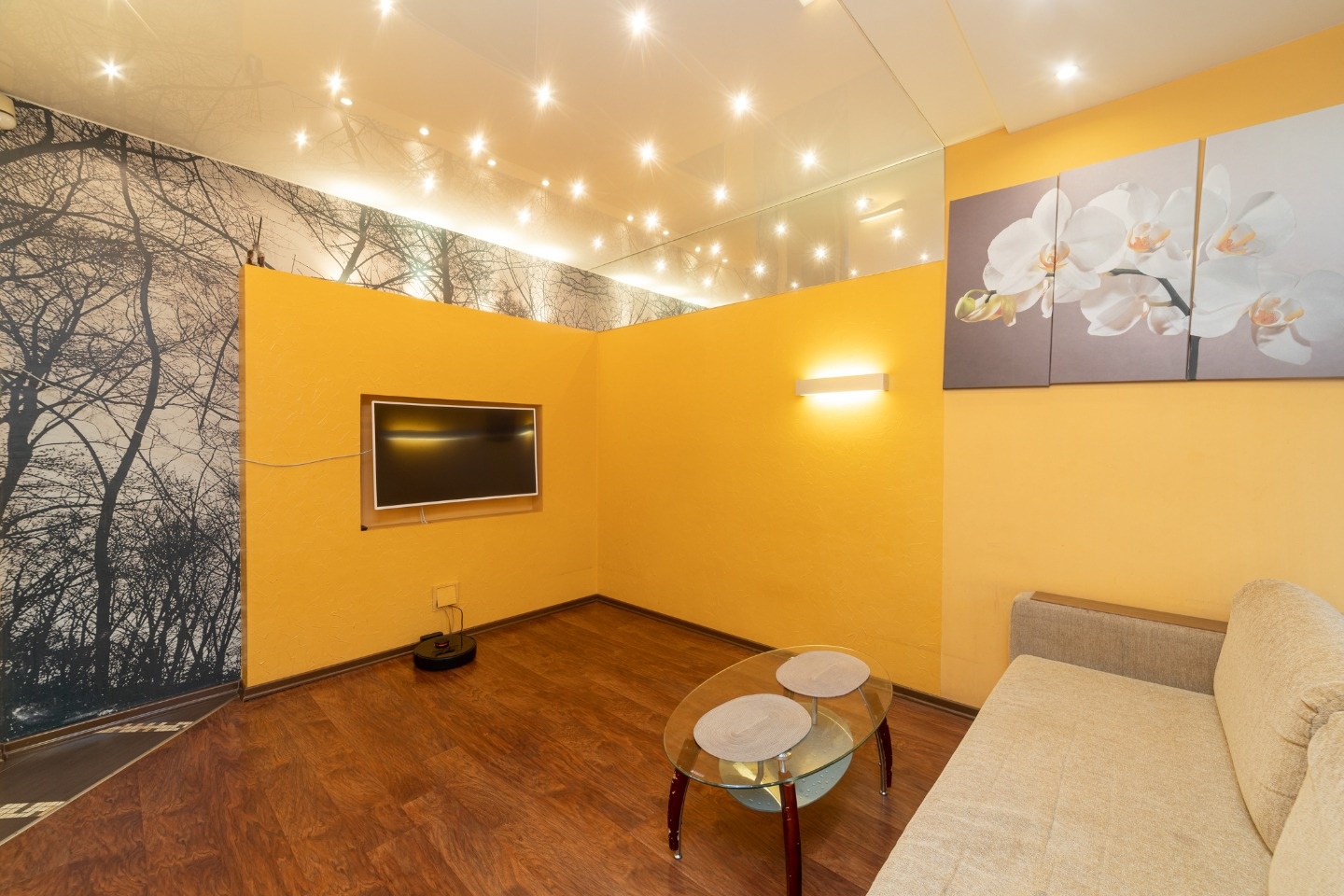 Отличный вариант для тех, кому важно проживать в районе с развитой инфраструктурой, но в стороне от шума.
Интересное решение для знакомой планировки квартиры в доме 93 серии. 
+ в гостиной предусмотрена и зона отдыха, и рабочий уголок
+ в кухне рабочая поверхность расположена у окна; бытовая техника