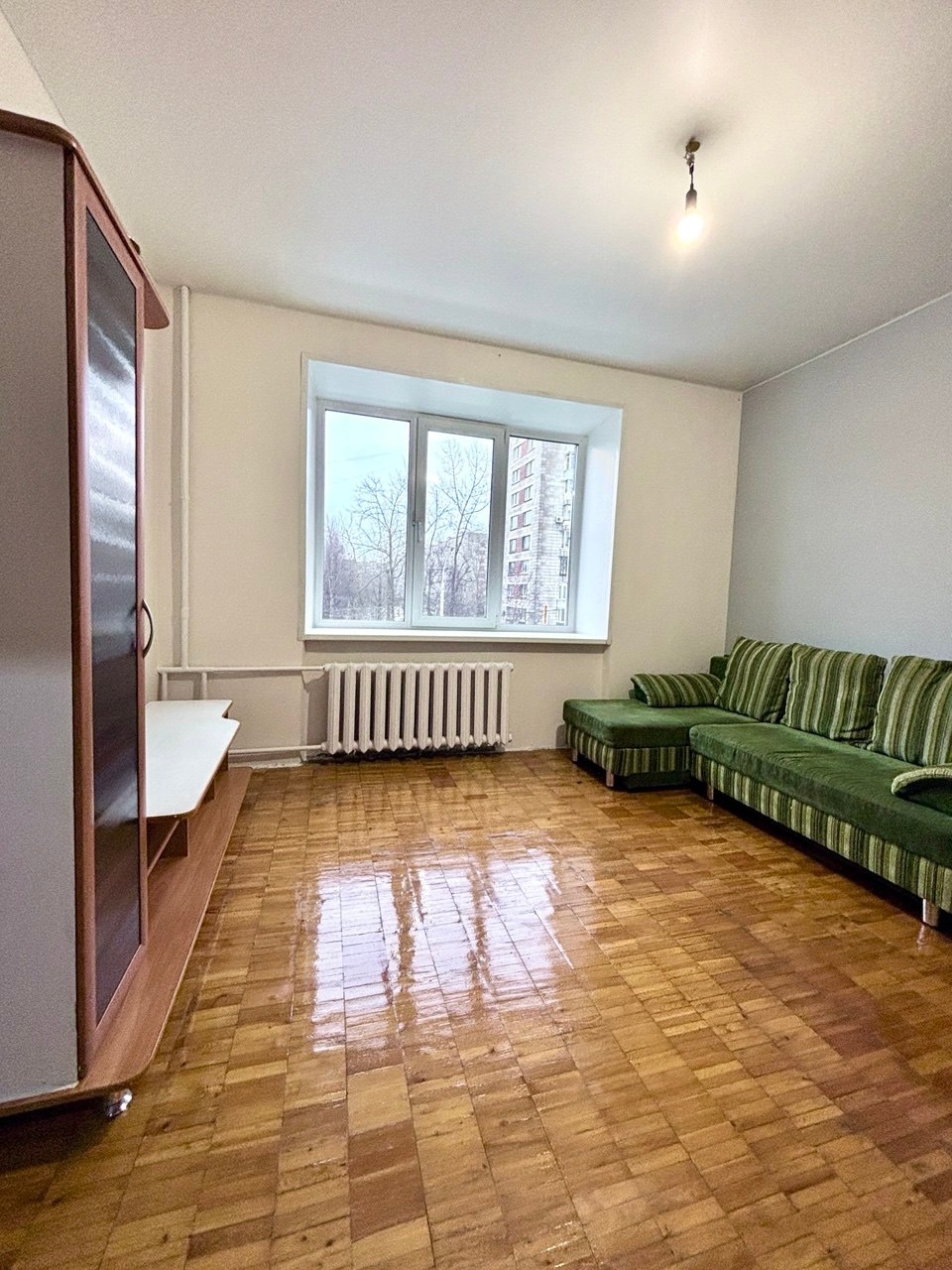 Прямая продажа!
Один взрослый собственник!
Продаётся очень тёплая и уютная квартира в центре нашего города!
3 этаж, отличные соседи! В квартире поставлены новые стеклопакеты, стены все выровнены , заменены трубы, установлен железный змеевик,сменен счётчик на газ!
Очень удобная планировка, окна выход