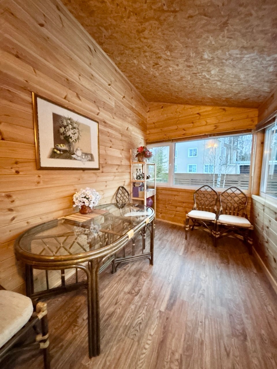 Прямая продажа! Крутой дом в СНТ Ильма.
Описание участка:
Участок площадью 13 соток, расположенный в живописном месте. Территория ухоженная, разработана красивая ландшафтная композиция с аккуратными клумбами, зелеными насаждениями (ель, кустарники) и ограждением в виде деревянного забора индивидуаль