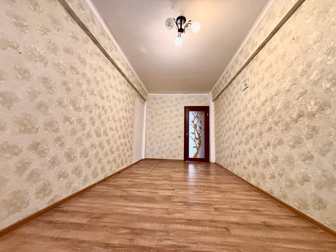 Прямая продажа!
Один взрослый собственник!Ключи в день сделки!
Продаётся очень тёплая и уютная квартира в центре нашего города!
1 этаж, с балконом, отличные соседи! В квартире поставлены новые стеклопакеты,
застеклён балкон.Очень удобная планировка, все комнаты раздельные, окна выходят на противопол