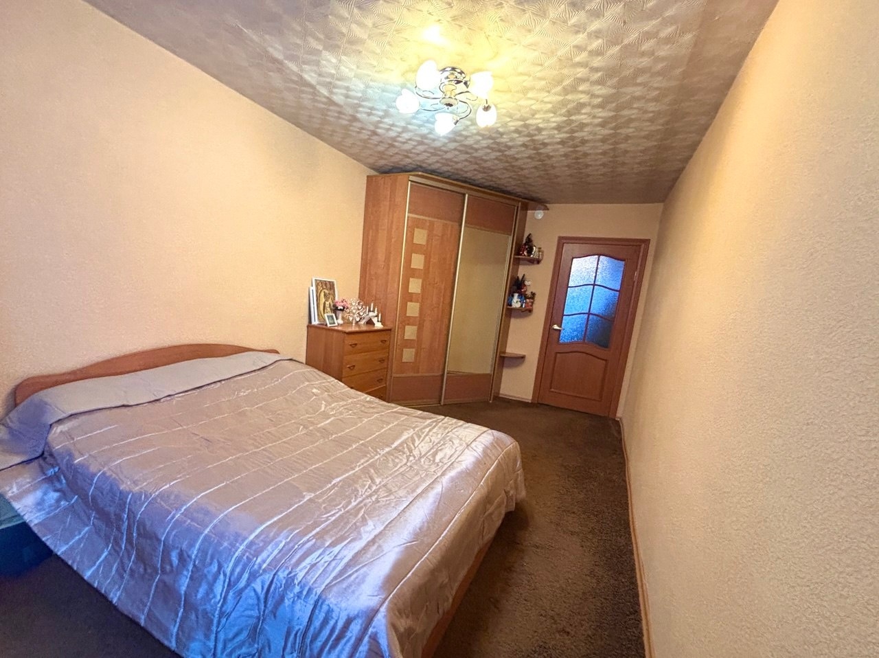 Продаётся уютная трёхкомнатная квартира
✅ Собственники: два взрослых владельца
✅ Ремонт: свежий и качественный, включает замену электропроводки в жилых помещениях, кухни, ванной комнаты и коридора. Установлен отдельный силовой
кабель.
✅ Окна: современные пластиковые стеклопакеты обеспечивают тепло з