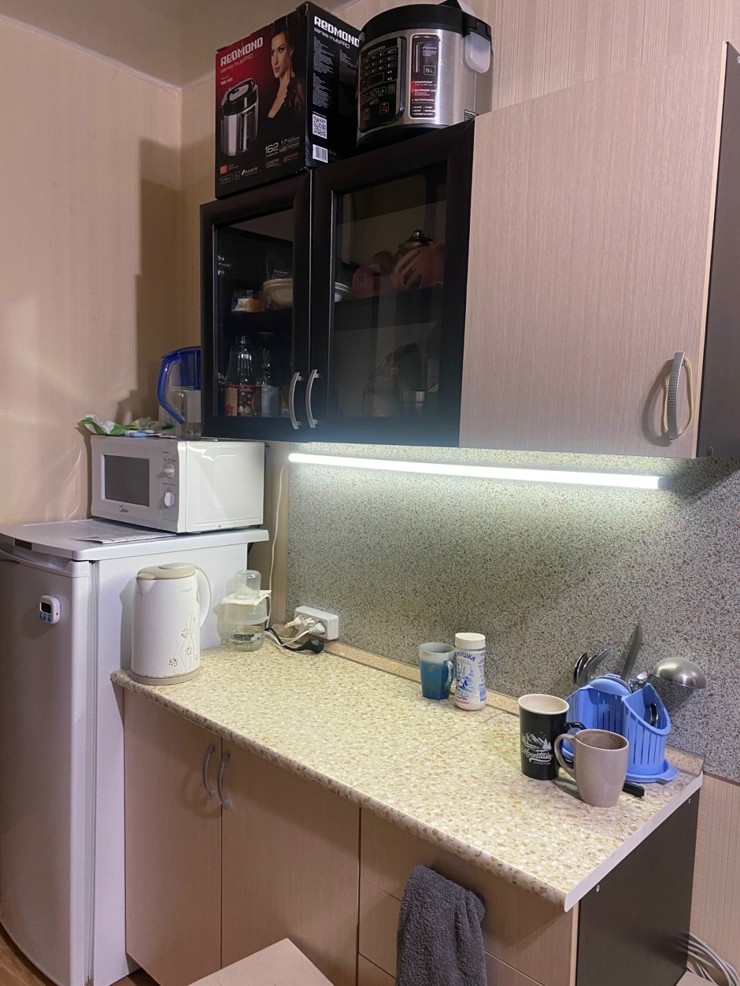 На продаже уютная комната в городе. 
Находится в блок-секции из 5-ти комнат. Соседи все очень хорошие люди, и сама секция держится в чистоте и порядке, что очень важно в подобной недвижимости! 

В комнате сделан ремонт качественно 6 лет назад, так же остается вся мебель и техника. На кухне также име