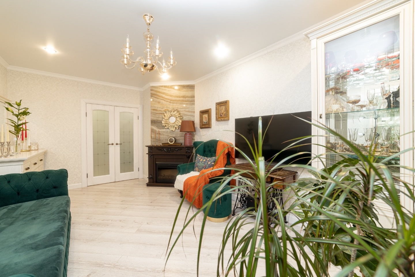 Особое предложение для настоящих ценителей качественного и индивидуального подхода к жизни!!!
На прямой продаже шикарная квартира с современным, стильным ремонтом, в которой продуманно все до мелочей! 
Кирпичный дом- 2017 года. ЖК «Дом на Московском»
 Установлено видеонаблюдение по периметру.
  В оф