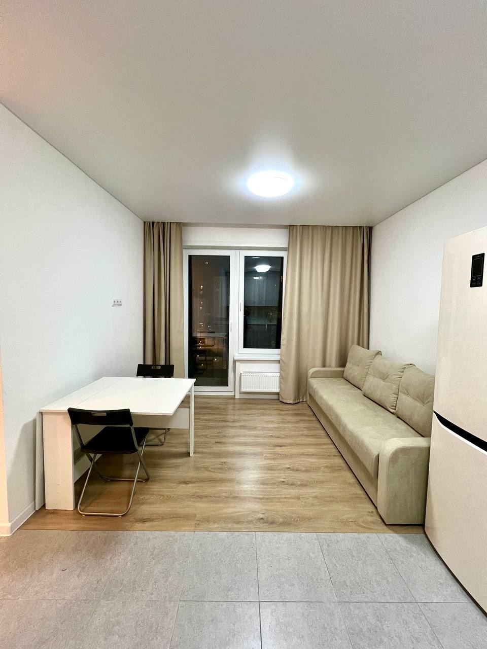 На длительный срок сдаётся шикарная Евродвушка в жилом комплексе АКВИЛОН RЕКА. 
Насладитесь прекрасным видом, открывающимся прямо из окон этой уютной квартиры.
Дом комфорт-класса с закрытой территорией и детским садом во дворе обеспечит вам и вашей семье уют и безопасность.
Общая площадь квартиры 