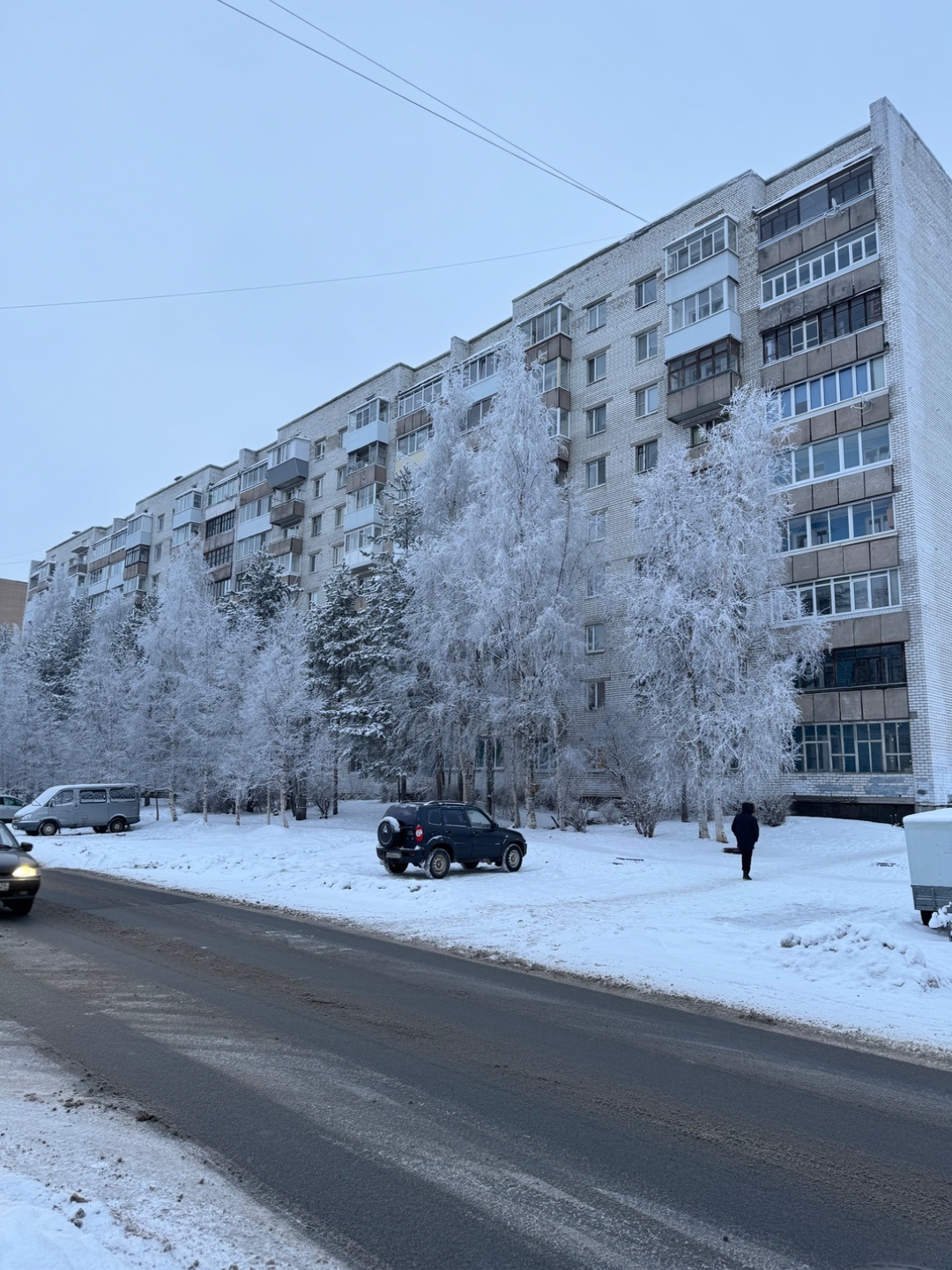 Теплый кирпичный дом, невысокий этаж, но высокий цоколь! чистый подъезд, отличные соседи.
Удобное расположение дома позволит в любой момент в течение 10 минут добраться до центра города.
Во дворе дома детский сад, в непосредственной близости Лемана Про, Лента, Макси, школа и другие объекты инфрастру