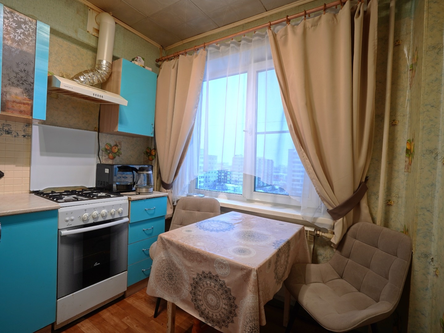 Предлагаем светлую двухкомнатную квартиру на 8 этаже в доме Ульяновской серии.

Окна: везде установлены современные пластиковые стеклопакеты.

Отопление: заменены радиаторы на новые алюминиевые (отличная теплоотдача).

Комнаты: раздельные, выполнен косметический ремонт. Можно жить сразу и постепенно