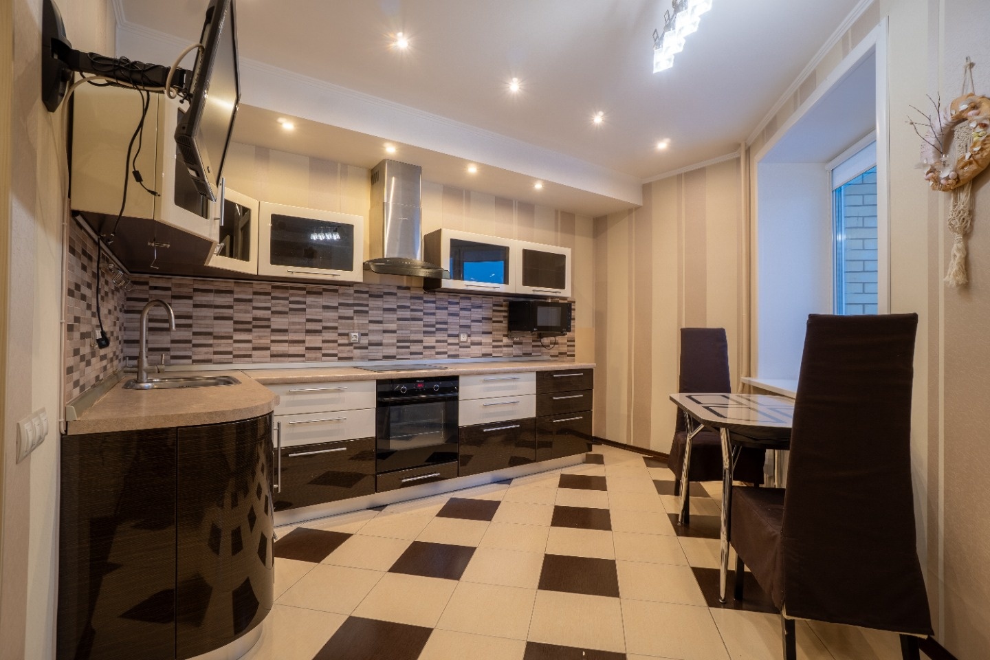 Продаётся уютная евродвушка в центре Архангельска

Ломоносова 53 — отличное расположение, рядом САФУ, лицей, МРВ и набережная
Площадь — 50,6 м²
 Этаж — 6 из 13
 Дом кирпичный, тёплый, с хорошей шумоизоляцией, 2010 года постройки. Свое ТСЖ
 
Кухня-гостиная — 19 м²: удобная рабочая зона, стильный кухо