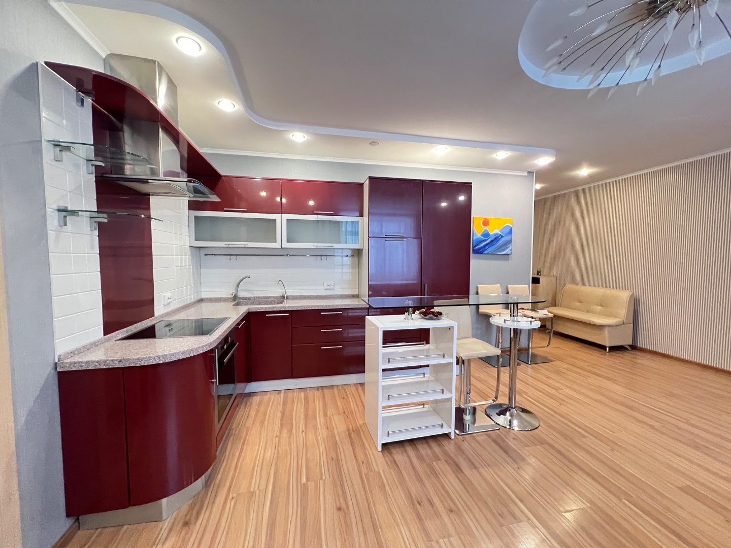 Очень просторная евро-двухкомнатная квартира в самом центре города!
✔️Квартира в доме 2008 года постройки, дом в отличном состоянии, свой консьерж;
✔️Вся мебель и техника остается новому владельцу; 
✔️Один взрослый собственник, вся сумма в договоре;
 Показываем в удобное для вас время, звоните и дог