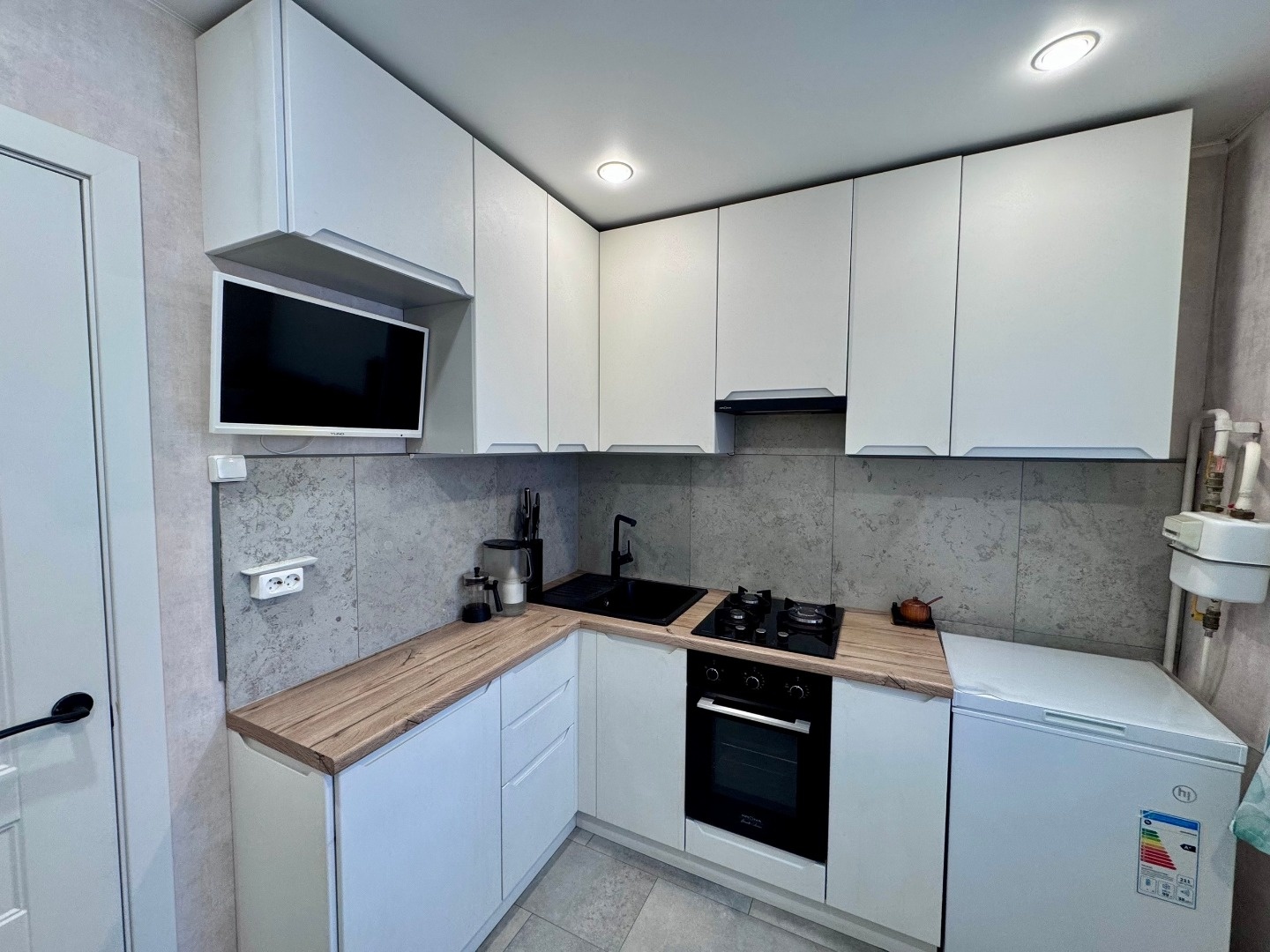 Уютная квартира в светлых тонах, не угловая, балкон застеклен)
Квартира в достойном состоянии, можно заехать и жить) замена проводки полностью, перебраны полы, выровнены стены, новые белые межкомнатные двери.
Оставляем новому собственнику: встроенный шкаф в комнате) кухонный гарнитур, плита, духовой