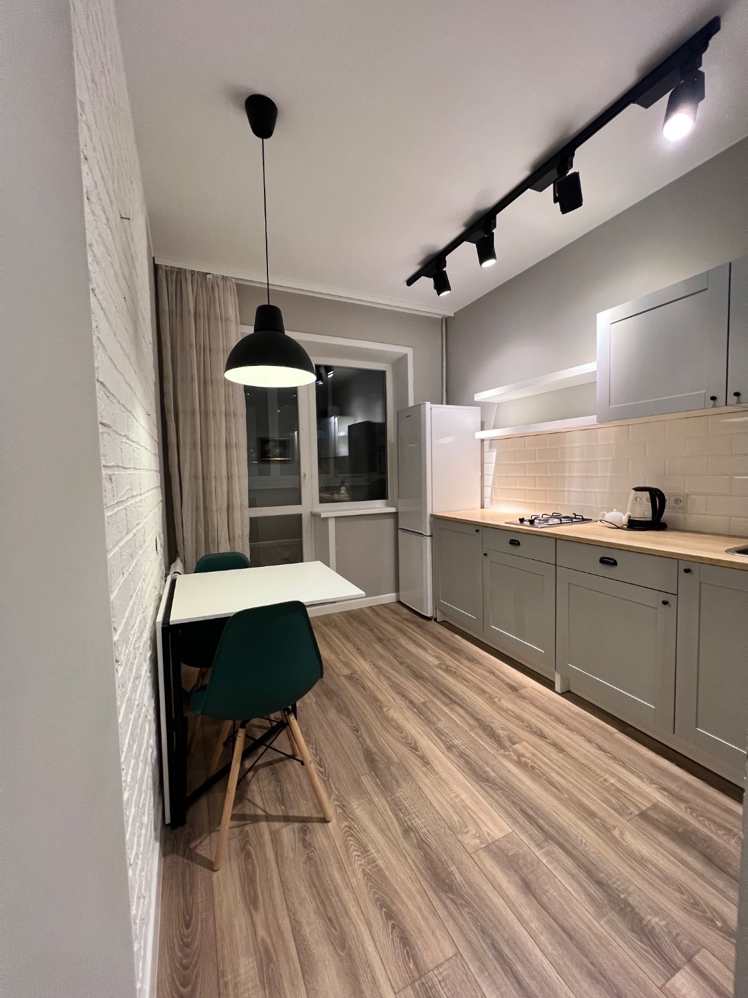 Продается отличная квартира 93 серии в Соломбале. 
✔️ Дом ТСЖ с момента постройки!
✔️ Лоджия выход с кухни на два окна (застеклена);
✔️ Состояние отличное (новая проводка, полусухая стяжка пола, капитальный ремонт санузла и туалета). Ремонт сделан во всей квартире, фото будут добавляться по мере пос