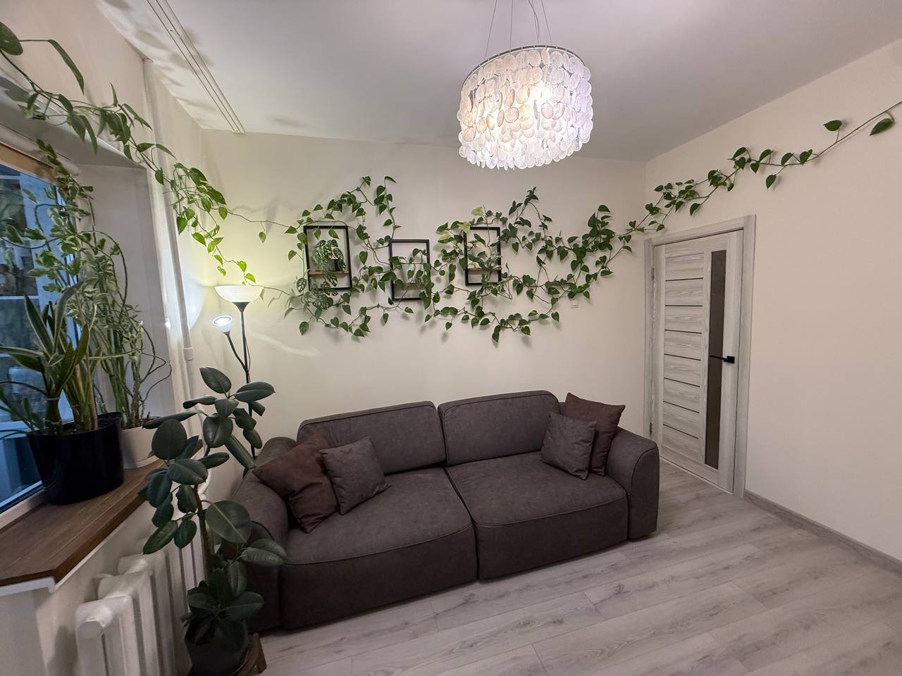 Подается прекрасная двухкомнатная квартира самой лучшей 93 серии! 
✔️Большая кухня;
✔️Большая застекленная лоджия;
✔️Сделан качественный ремонт;
✔️Солнечная сторона, хороший вид из окна;
✔️Остается кухонная мебель, кровать;
✔️Установлен новый лифт весна 2025. В подъезде нет посторонних запахов. Дом 