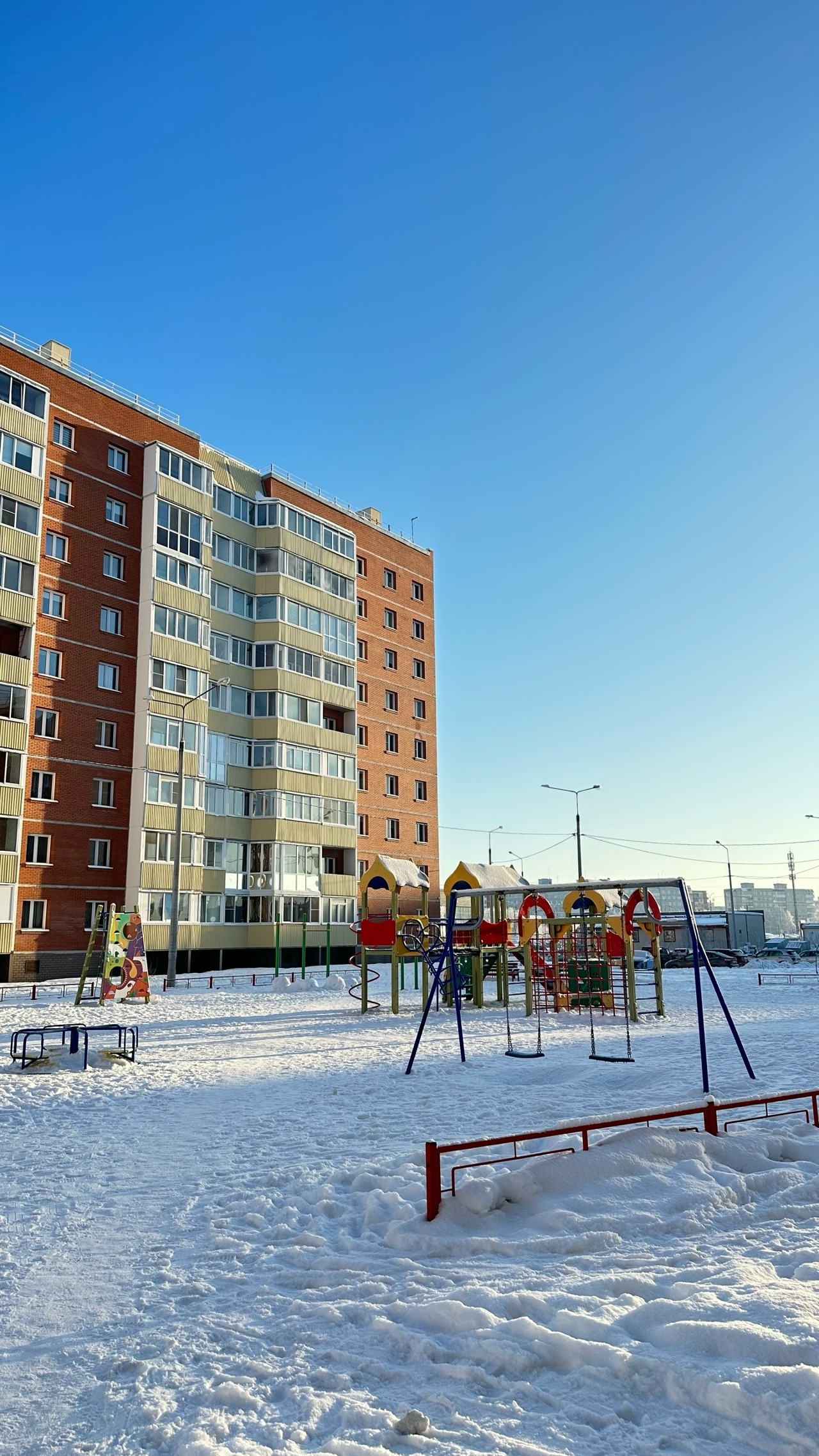 Продаётся большая и светлая 4-комнатная квартира для комфортной жизни всей семьи!

Общая площадь — 94,8 м²
3 этаж — оптимальный и самый востребованный
 Квартира тёплая и солнечная, окна выходят на светлую сторону

Планировка продумана до мелочей:
— просторные комнаты
— большой балкон на три комнаты 