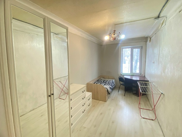 Сдаётся в аренду на длительный срок 3 комнатная квартира, площадью 63.8 кв. м. Деревянный дом с удобствами. В квартире есть печи , которые обслуживались собственником надлежащим образом и использовались по мере необходимости. Водопровод от городской магистрали , канализация центральная, дом газифици