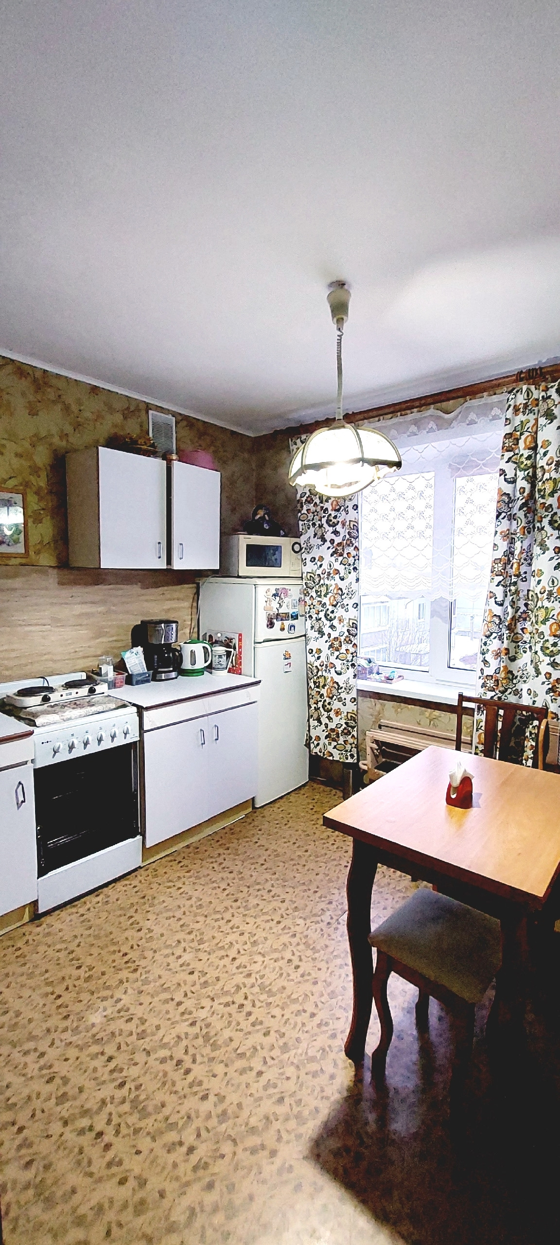 На прямой продаже отличная двухкомнатная квартира!
В квартире сделан косметический ремонт: поставлены стеклопакеты, балкон застеклён ( комфортный 3 этаж), стены ровные, на кухне и в прихожей на полу постелен
ламинат. Очень удобная планировка : комнаты большие - расположение на разные стороны , сануз