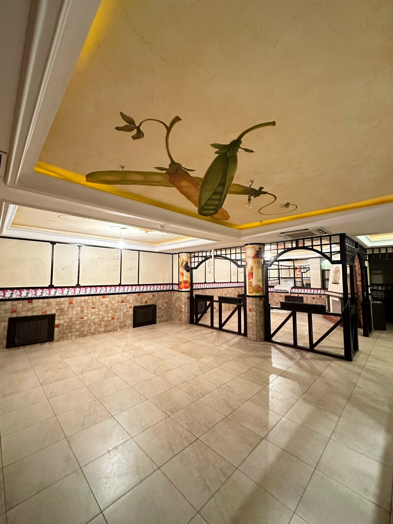 Коммерческое помещение в самом сердце города — Торговый Центр «ЦЕНТР»

Продаётся функциональное помещение на цокольном этаже с идеальной планировкой под общепит, магазин или сферу услуг
Площадь: 341,20 м
Высота потолков: 3,2 м — комфортное пространство для любого формата бизнеса

Два отдельных входа