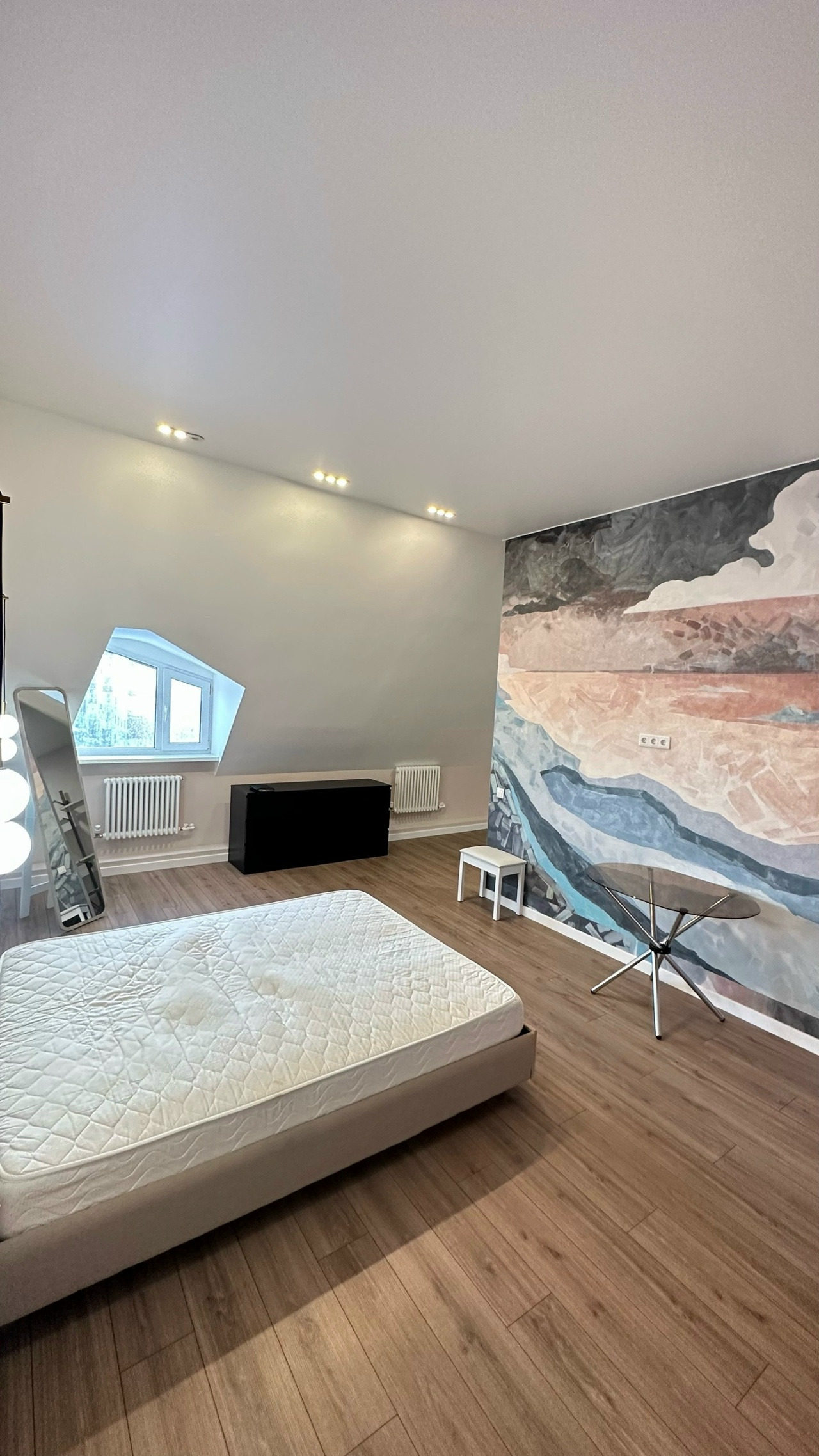 Продаётся стильная евро 3-комнатная квартира на 4 этаже в самом центре города!
Площадь- 98,6 кв.м.

Идеальный вариант для тех, кто ценит комфорт, удобство и жизнь в центре событий.

Локация, которая продаёт сама себя:
В пешей доступности магазины Магнит, Пятёрочка, Макси, ТЦ «Титан Арена», прогулочн