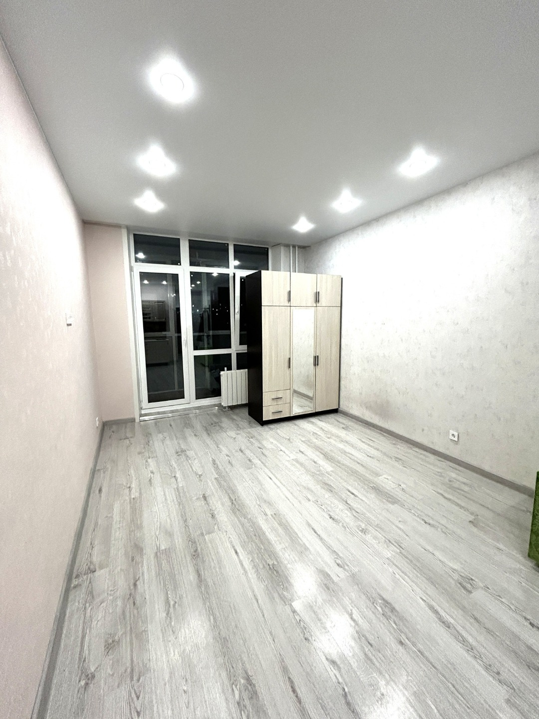 Продам квартиру-студию на первом этаже монолитного дома, в новом ЖК «Баунти»

Общая площадь квартиры 25 кв.м.

Состояние отличное, панорамные окна, с выходом на застекленную достаточно просторную лоджию. На полу ламинат.

Высота потолка 2,8 кв.м.

Санузел совмещен, выложен кафелем под серый мрамор.
