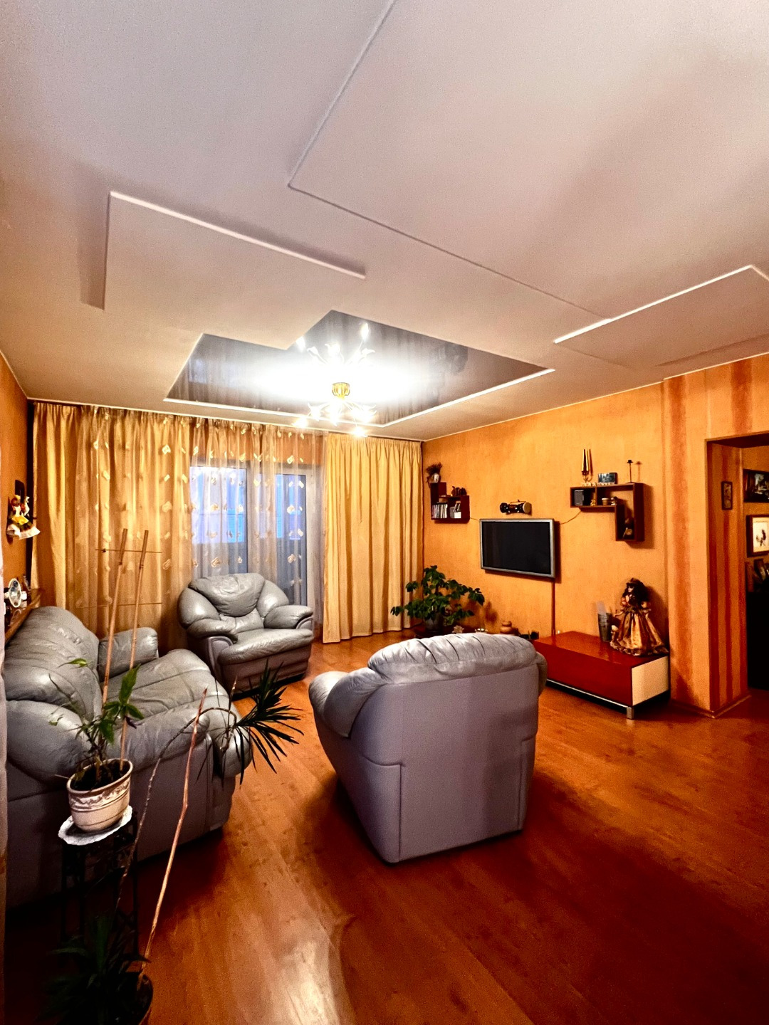 В продаже большая  4-комнатная квартира индивидуальной планировки, в кирпичном доме. 

Планировка этой квартиры идеально подходит для большой семьи или даже для двух семей.
 
+Просторная прихожая, плавно переходящая в холл между комнатами.
+Большая кухня с «прохладным» шкафом для хранения заготовок.