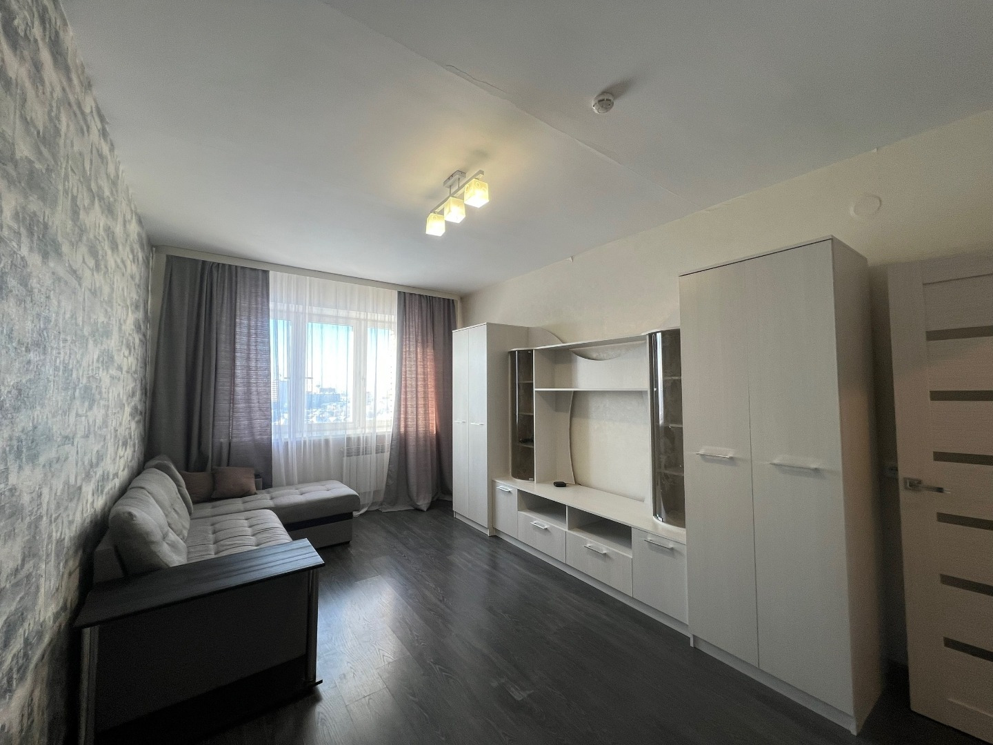 Сдаётся на длительный срок ОДНОкомнатная квартира в новом кирпичном доме индивидуальной планировки!!!!
 Год постройки 2017. 
Общая площадь квартиры 38,4кв.м., комната 18 кв.м., большая кухня 10 кв.м. с выходом на застекленный балкон с панорамным остеклением. 
Просторная  прихожая 5,6кв.м., санузел с