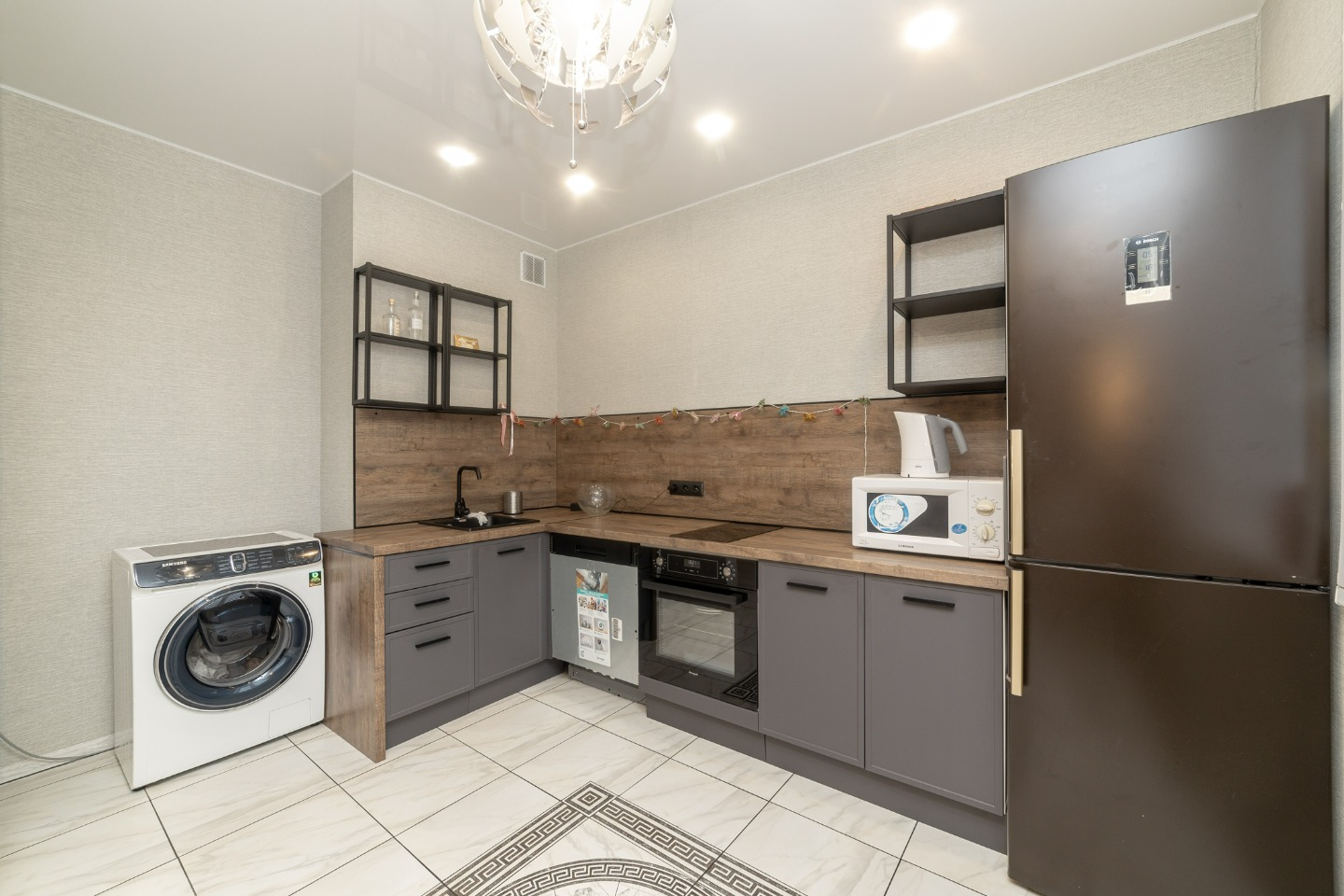 Продам просторную и светлую трехкомнатную квартиру, расположенной на 3 этаже девятиэтажного дома. 

 Ключевые особенности:
• Кухня: Ваша новая кухня уже готова к использованию! Остаются стильная кухонная мебель, духовой шкаф, посудомоечная машина, варочная панель, холодильник и микроволновка — все д