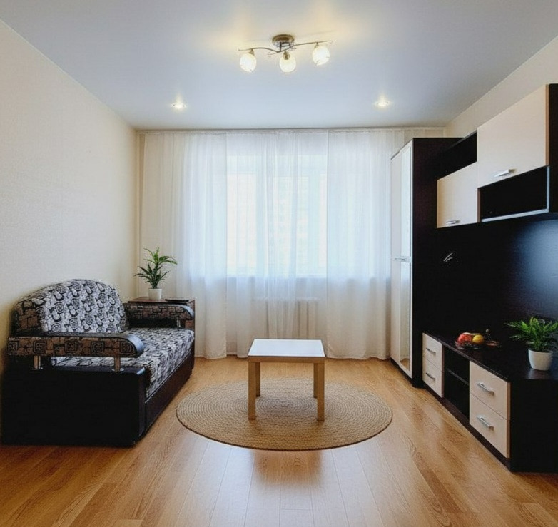 На прямой продаже комната в центре города! Сделан косметический ремонт: новое окно , подведена вода в комнату, новые двери. Покупателям остаётся вся мебель и техника! На этаже имеется свой санузел: душевая и туалет! Приходите на просмотр в любое удобное для вас время! Один взрослый собственник.