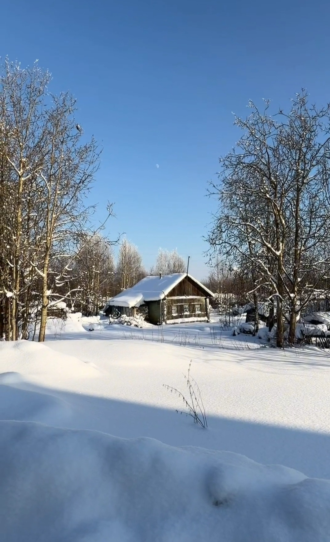 На прямой продаже земельный участок и дом. Дом необходимо демонтировать,а участок в отличном состоянии и в районе с хорошей инфраструктурой! Рядом есть несколько метров бесхозного участка , который можно присоединить к этому участку через разрешение Мэрии. Земля вся разработана, посажены кусты ягод,