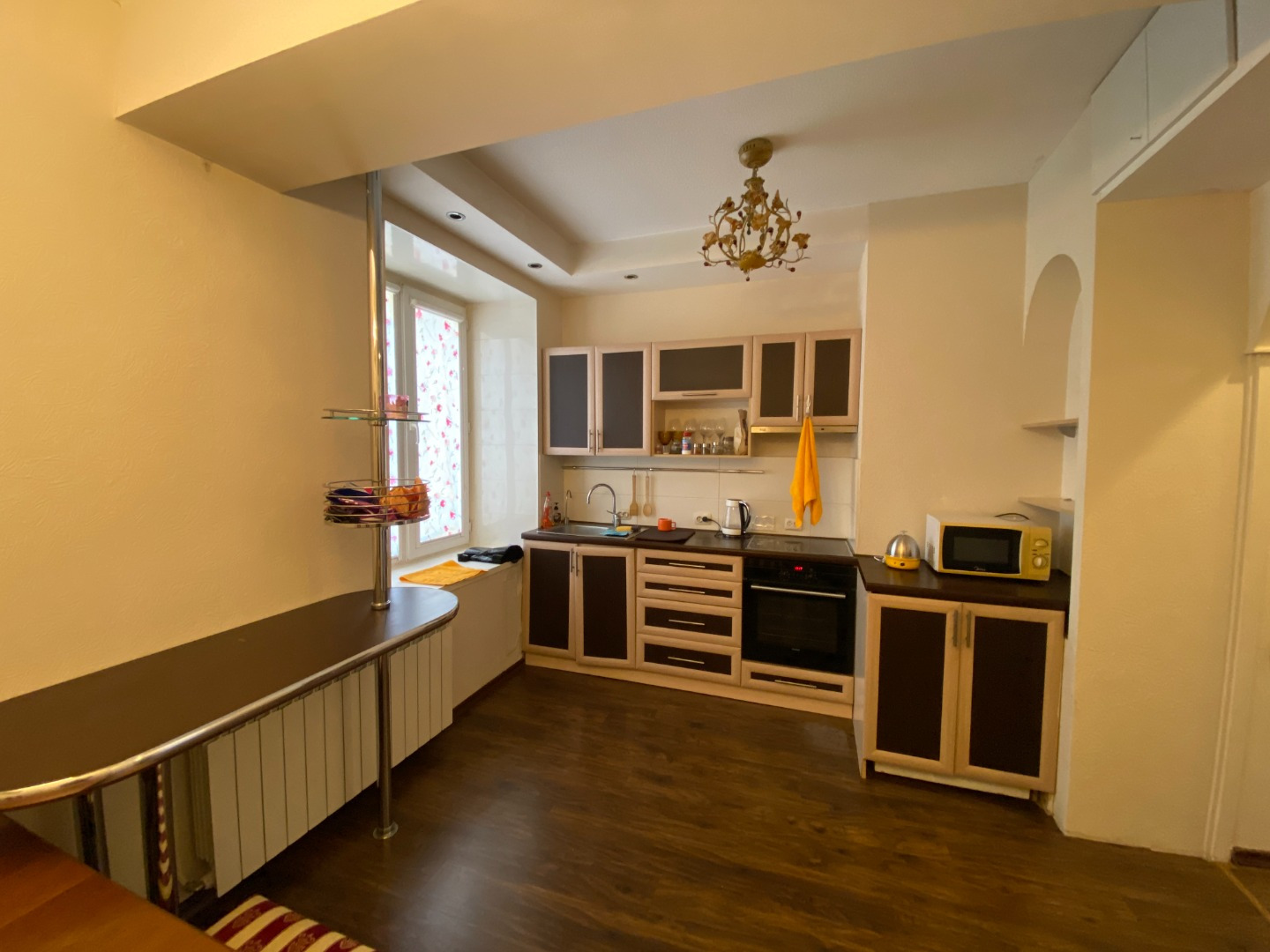 На прямой продаже двухкомнатная квартира в самом центре города.

+ Максимально удобное расположение дома;
+ Комфортная площадь квартиры и всех помещений в ней;
+ Высота потолков 2,95м.;
+ Сделана перепланировка;
+ Частично остаётся мебель и техника;
+ Удобный шаг лестничных маршей. Подъём на пятый э