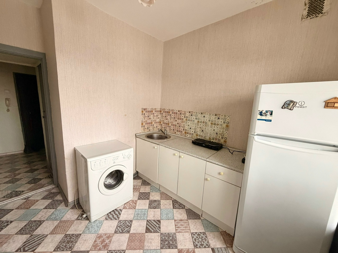 Продаётся однокомнатная квартира в кирпичном доме по адресу: г. Архангельск, улица Стрелковая, дом 4.

? Дом и подъезд:

· Кирпичная пятиэтажка (тепло, тихо, хорошая звукоизоляция).
· В подъездах установлены увеличенные пластиковые окна — светло, тепло и современно.
· Управляющая компания: ЖЭУЗав Ре