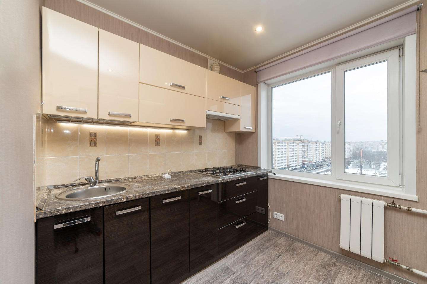 + Прямая продажа. Все документы готовы к сделке;
+ Хорошее состояние квартиры. Остаётся вся мебель и техника, что показаны на фотографиях;
 + Поменяна электропроводка везде, кроме комнат;
 + Несколько лет назад лифт заменили на новый и современный;
 + В прошлом году был капремонт крыши. В квартире п