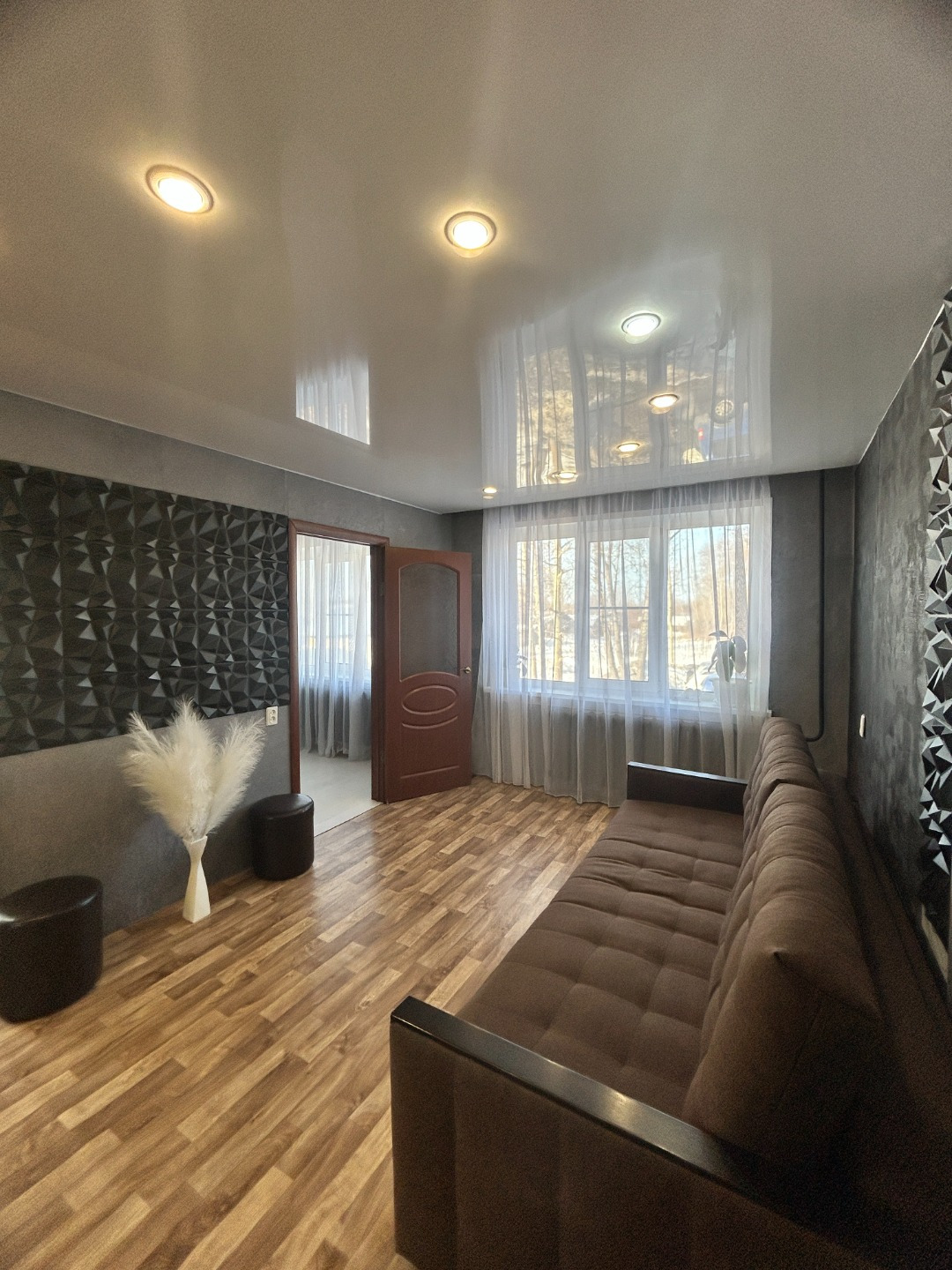 Продам 3-комнатную квартиру на первом этаже панельного дома.
Общая площадь квартиры 47,7 кв.м. Планировка смежная. Санузел раздельный.
Состояние квартиры хорошее: на окнах стеклопакеты, натяжной потолок по всей квартире кроме одной комнаты.
Газа нет, установлена электроплита, но подключиться к газу 