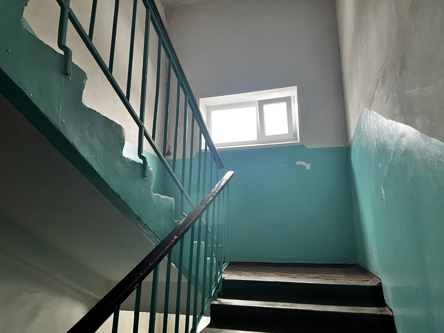 Сдается однокомнатная квартира в Новодвинске около 6-й школы. Квартира светлая, теплая, уютная. В ней есть все необходимое для комфорт ного проживания. В комнате большой диван, стенка, камин, столик. В кухне встроенные шкафы, холодильник, микроволновка. 
Стиральной машинки нет. Сдается на длительный