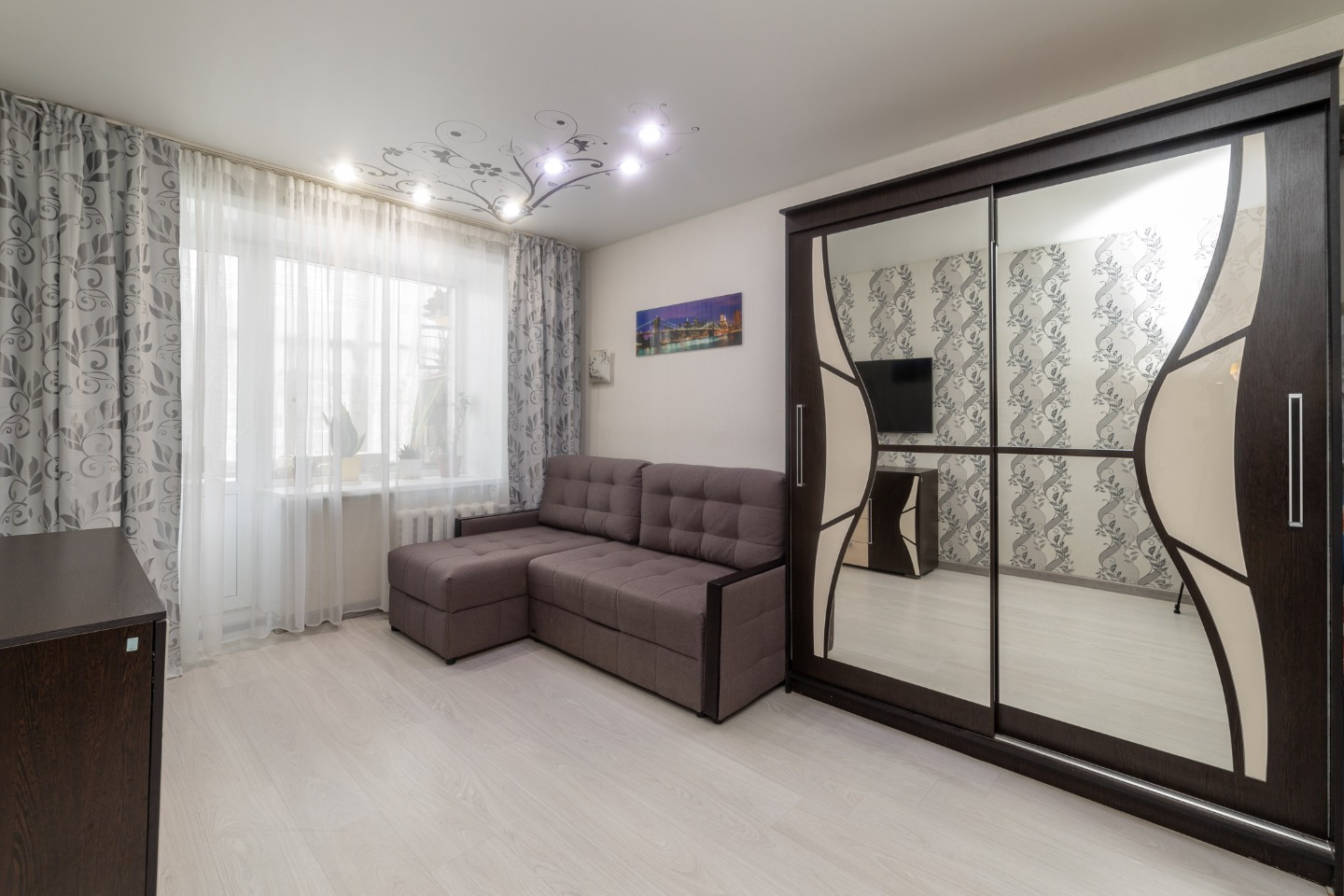 Спешите приобрести или обменять ОТЛИЧНУЮ 2-комнатную квартиру!  
Квартира, которая не требует дополнительных вложений!
Кирпичный дом!

- Очень комфортная планировка «РАСПАШОНКА». 2 этаж из 5!
Общая площадь 47.1 кв. м., раздельные большие комнаты 17,0 кв. м и 15,7 кв. м, кухня 5,4 кв. м;

- Напольное