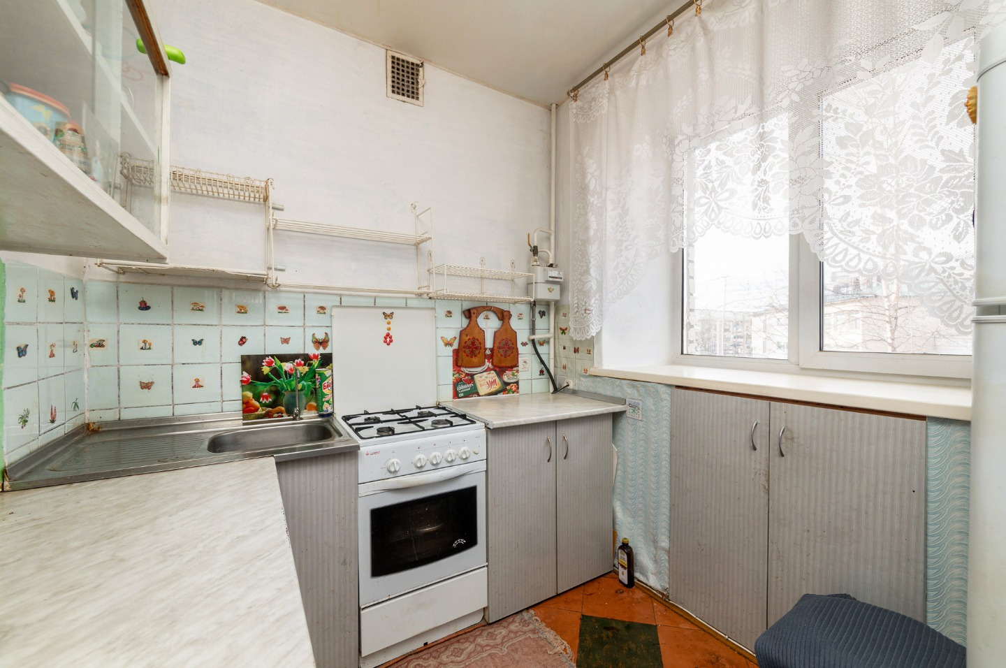 Предлагаю вашему вниманию двухкомнатную квартиру!

+ Кирпичный дом. 1980 года постройки. Комфортный 2 этаж из 5!
+ Общая площадь квартиры 45,2 кв. м., удобная планировка, комнаты на разные стороны дома  – 17,2 кв. м. и 13,3 кв. м.;
+ Компактная кухня площадью 6,0 кв. м., вмещает все самое необходимо