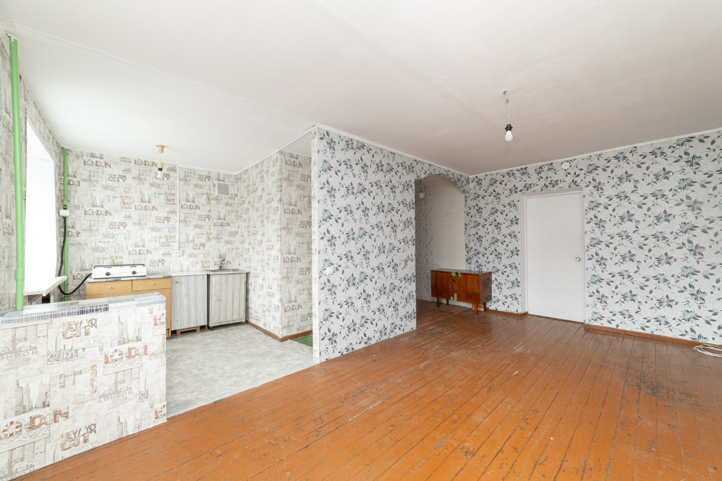 На прямой продаже ДВУХКОМНАТНАЯ  квартира!  
Кирпичный дом! Центр Сульфата!
Общая площадь квартиры 44,1 кв. м. в том числе комнат 17,2 и 13,9 кв.м. и компактная  кухня 5,7 кв. м.
+ Во всей квартире установлены стеклопакеты;
+ Санузел совмещен; 
+ Балкон застеклен;
+ Подъезд в идеальном состоянии;
+ 