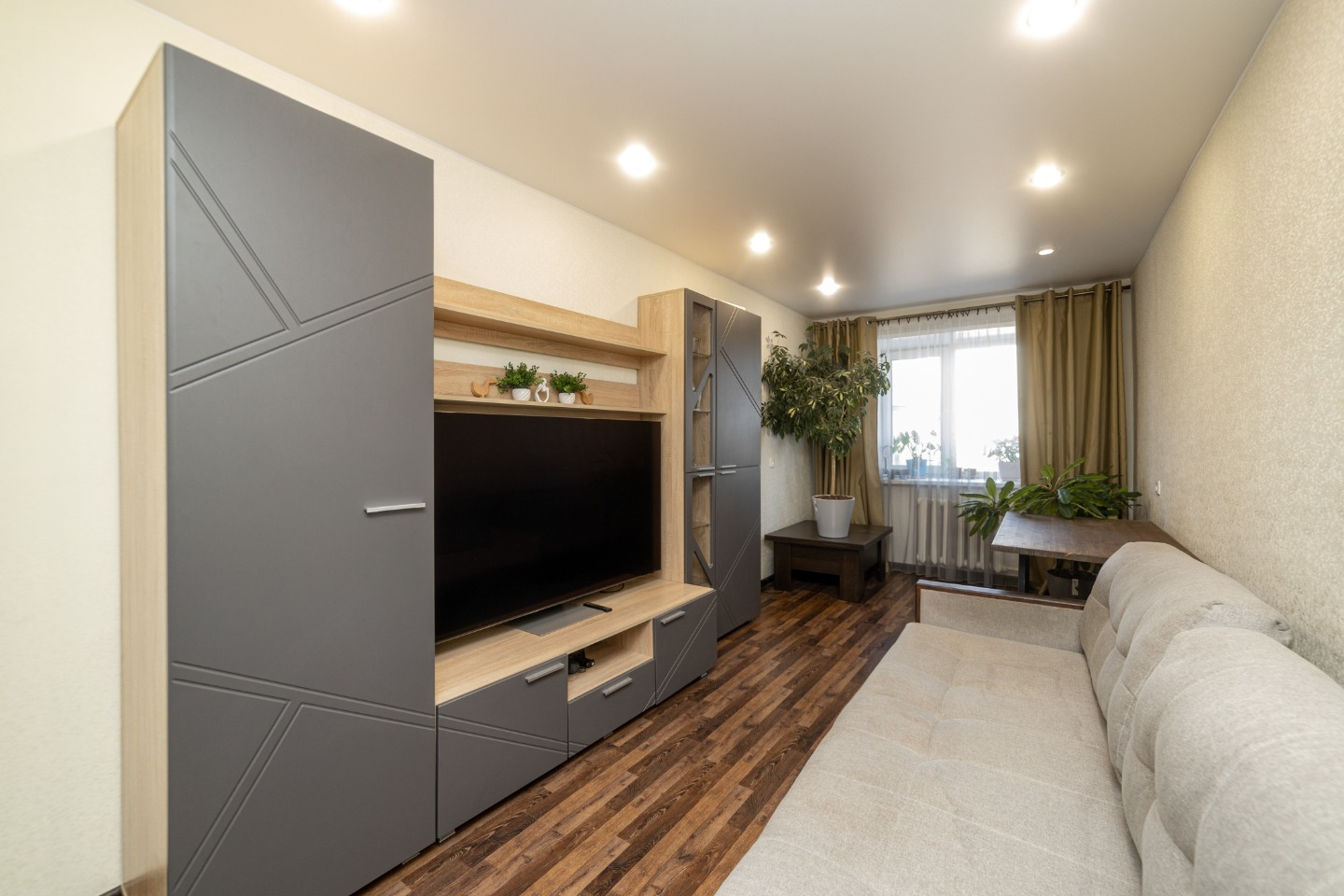 Предлагаю вашему вниманию ОТЛИЧНУЮ 2-комнатную квартиру!  
Кирпичный дом!

+ Очень комфортная планировка «РАСПАШОНКА»!
Общая площадь 45.8 кв. м., раздельные большие комнаты 17,0 кв. м и 14,7 кв. м, кухня 6,2 кв. м;

+ Напольное покрытие –ламинат. Кухня-линолеум;
+ Натяжные   потолки;
+ Установлены с