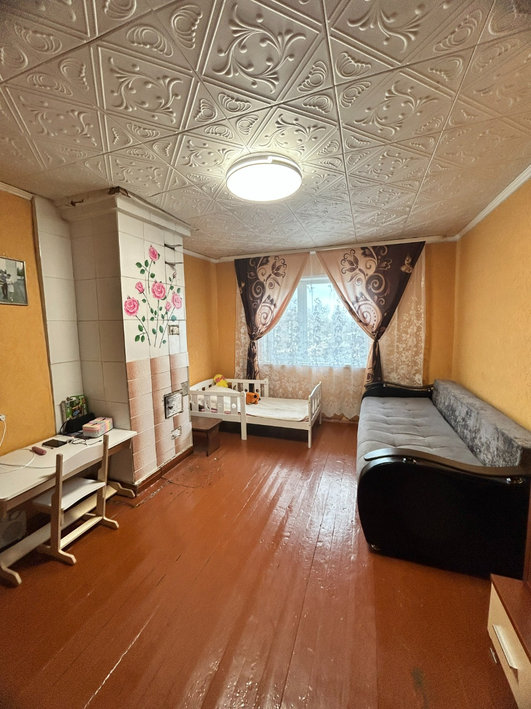 Продам 3-комн. квартиру на втором этаже деревянного дома.
 Общая площадь квартиры 54,4кв.м, площадь кухни 7,2 кв.м.
 Планировка смежно-изолированная.
 Состояние хорошее, на окнах стеклопакеты, печи в рабочем состоянии,
 полы ровные по всей квартире.
 Для подачи воды установлена насосная станция + во