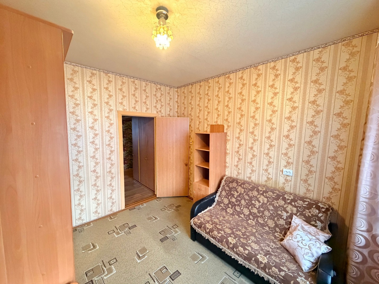 

? Адрес: г. Архангельск, ул. Федора Абрамова, 9.
? Площадь: 63,3 м².
? Этаж: 6 этаж.
? 93 серия дома.

? О квартире:
Продается светлая, уютная 3-комнатная квартира. Самая лучшая «трешка» — с изолированными комнатами.
 Высокие потолки 2,86 м – воздух и простор обеспечены!

· Большая кухня – удобно 