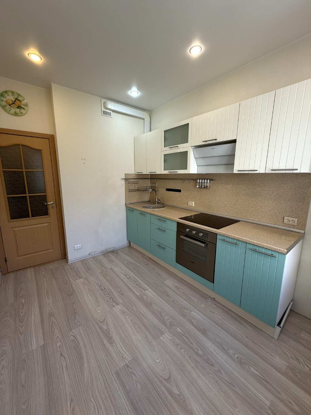 Продам 3-комнатную квартиру, ул. Стрелковая, д. 26, корп. 3

Характеристики объекта:
? Этаж: 4/10
? Серия дома: 93 (панель), 2003 г. постройки.
? Общая площадь: 62.7 м²
? Комнаты: 17.1 + 11.5 + 10.2 м² — все раздельные (изолированные)! Окна выходят на разные стороны дома. Идеально для семьи.
? Кухня