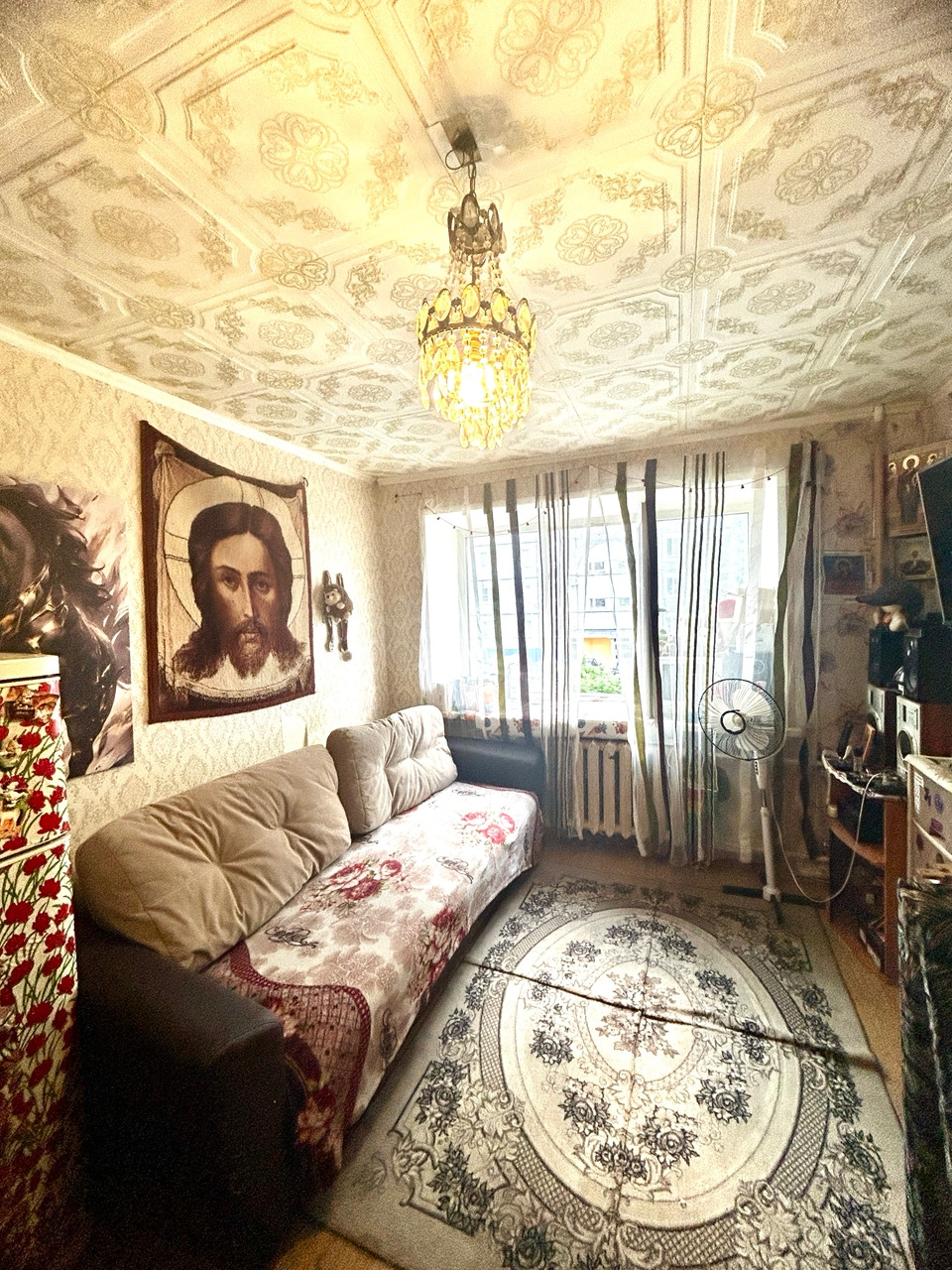 Продам комнату в кирпичном пятиэтажном доме. Общая площадь комнаты 13,4 кв.м. Небольшая, но уютная, вместится все. 
Состояние обычное, установлен стеклопакет, хорошая входная дверь. На полу ламинат. 
Места общего пользования в чистом состоянии, соседи следят за чистотой, соблюдая очередь. есть место
