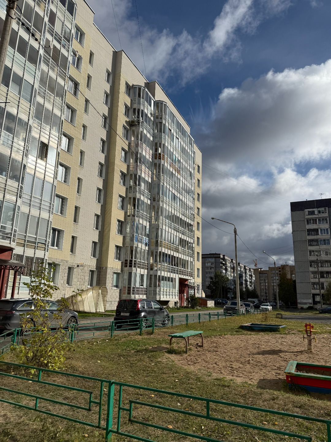 Предлагается к продаже светлая, солнечная двухкомнатная квартира на 9-м этаже 9-этажного монолитного дома 2008 года постройки.

Верхний этаж дарит уникальное ощущение простора: отсутствие соседей сверху, максимум естественного света.

Квартира имеет удобную планировку: две изолированные комнаты 17,5