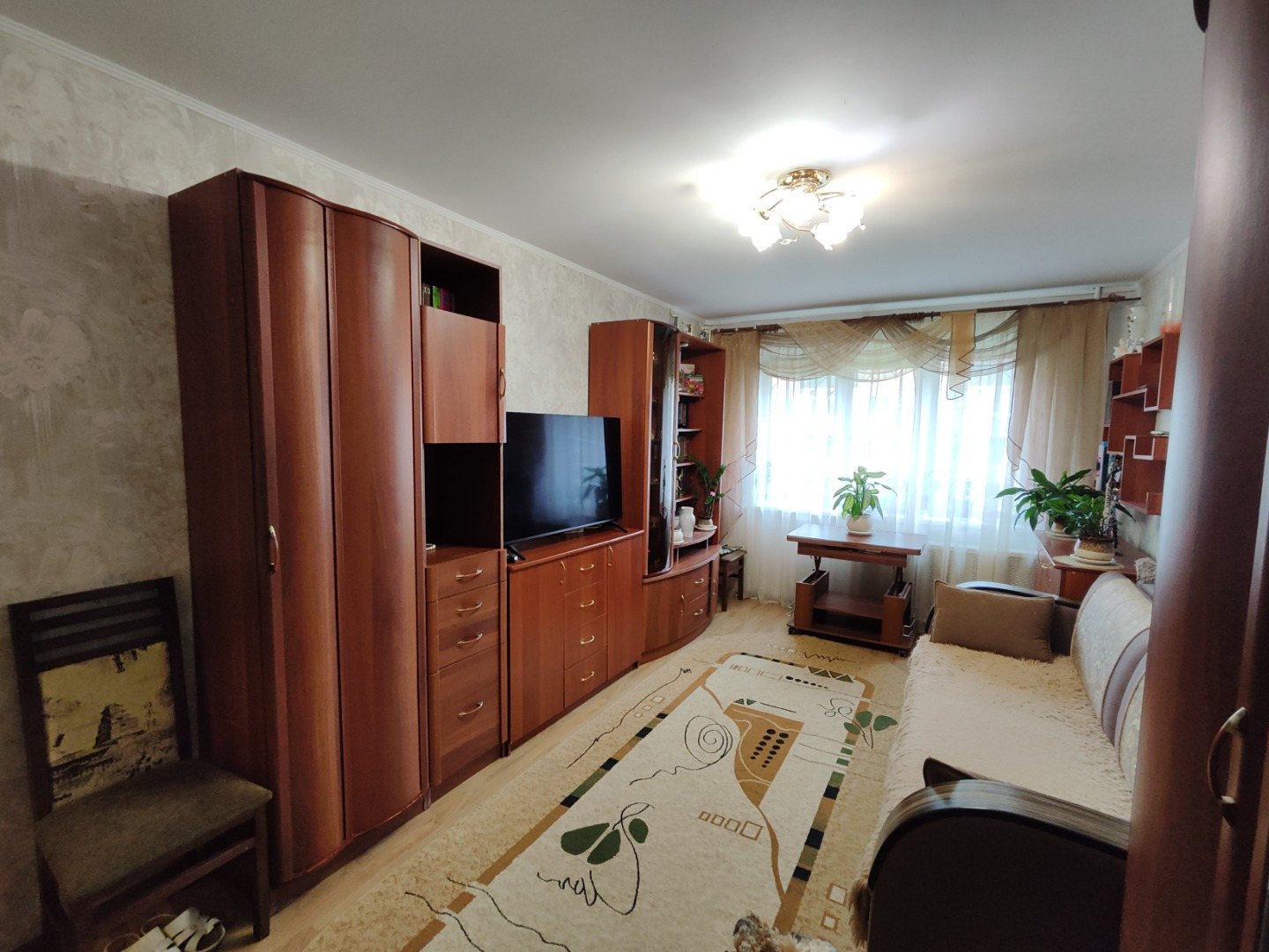 На продаже уютная, светлая двухкомнатная квартира. 
В квартире сделан хороший ремонт. Окна выходят на разные стороны. 

Установлены стеклопакеты и счетчики на воду и газ.
Санузел совмещён - кафель.
Заменены трубы!
Квартира не требует вложений. Заезжай и живи!
В квартире остаётся мебель, кухонный гар